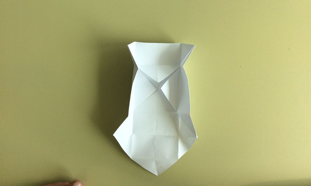 16. Ota päädystä kiinni ja vedä auki keskellä olevista kolmioista. (Toistuu myös toiselle puolelle.)