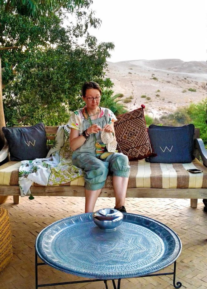 Johanna Seppä harrastaa virkkaamisen lisäksi tilkkutöitä, ompelua, maalausta, punomista, nikkarointia sekä savi- ja paperitöitä. Ammatiltaan hän on arkeologi.