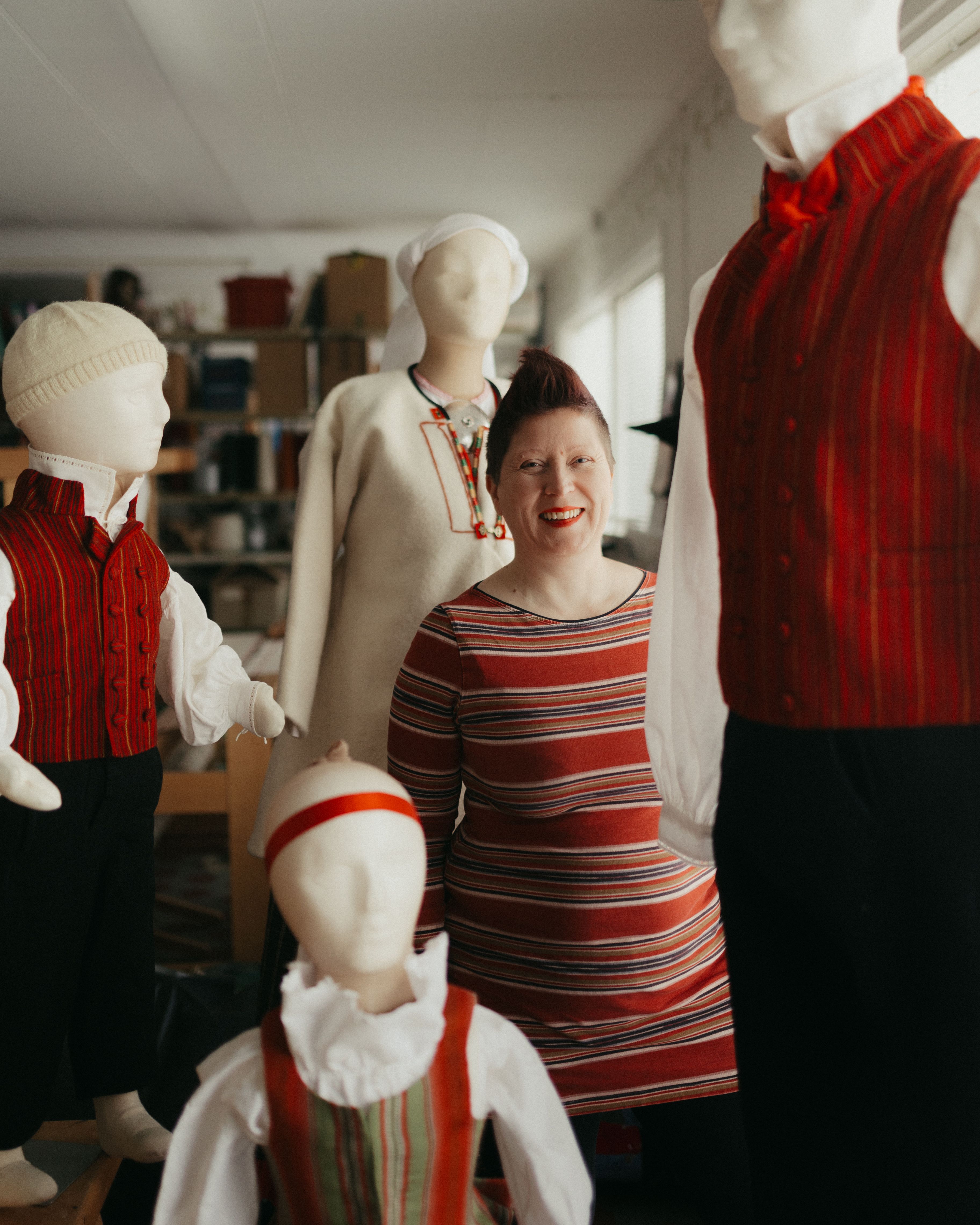 Soja&nbsp;Murron valmistamia kansallispukuja voi ihailla osoitteessa kansallispuku.com.