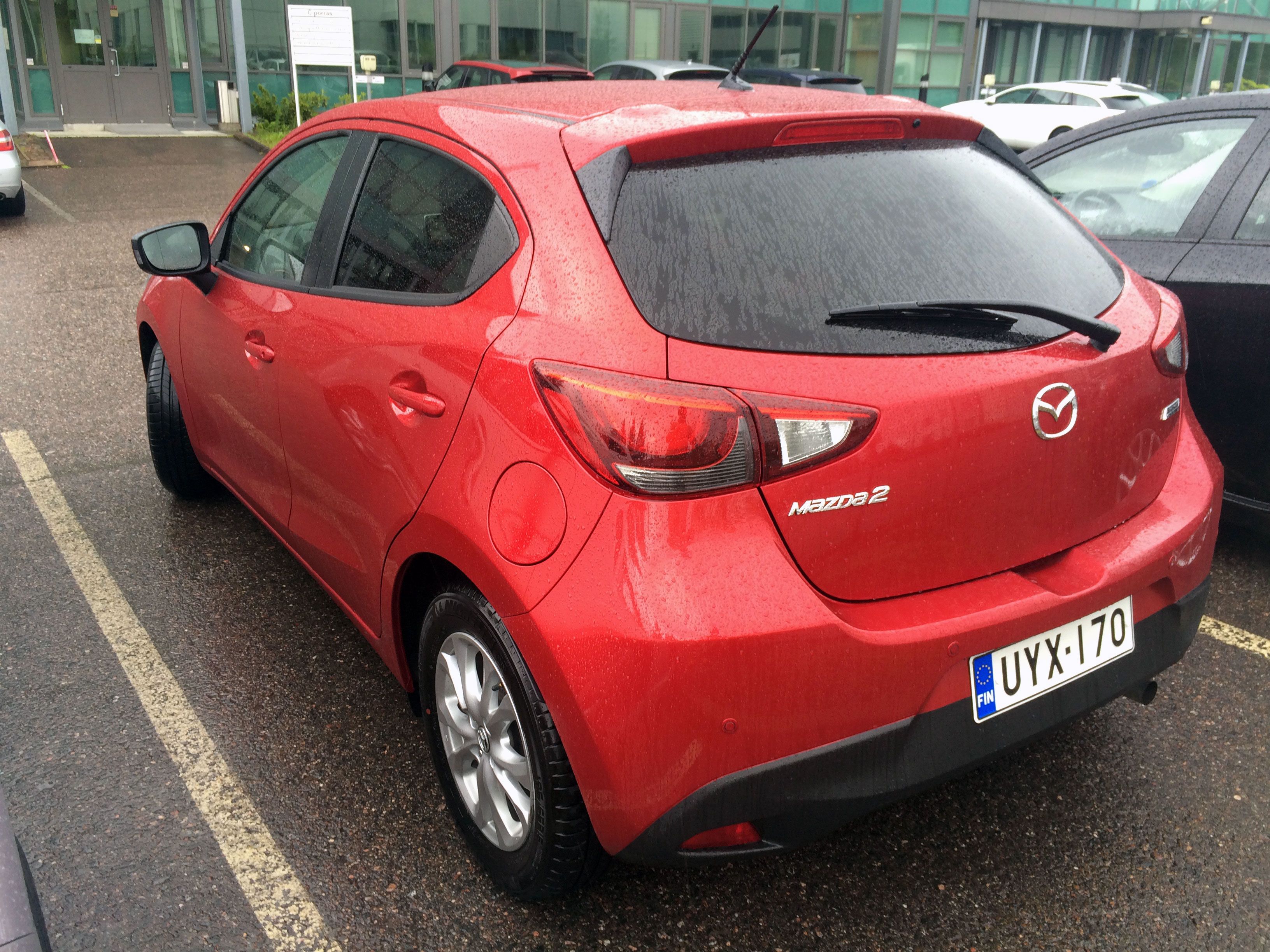 Mazda2 näyttää hyvältä takavinkkelistäkin. Sivupeilit ansaitsevat kiitoksen.