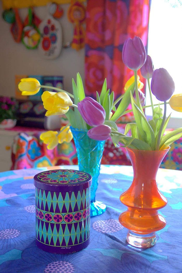 Jaana pitää mielellään tuoreita kukkia keittiössä.