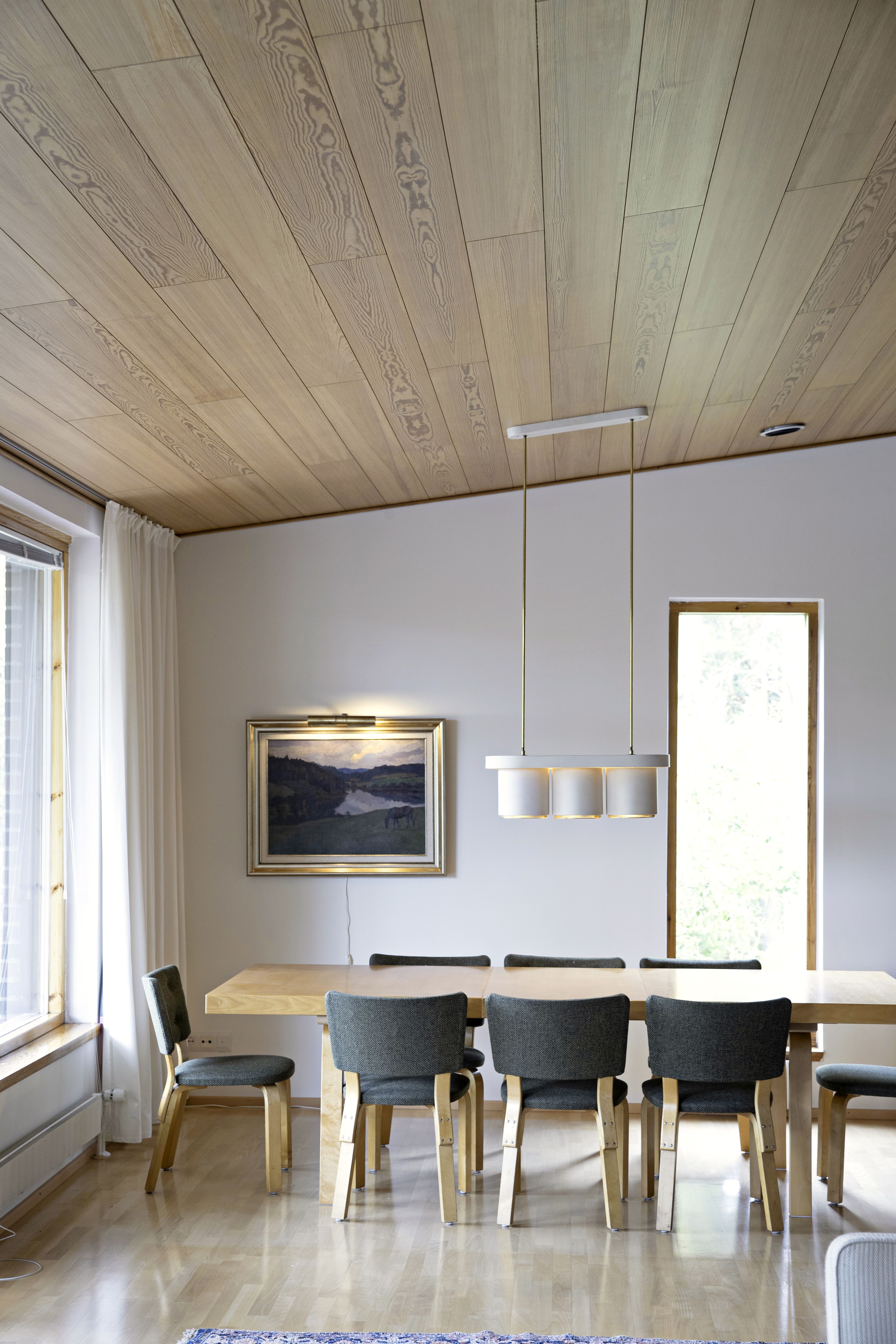 Ruokapöytä on Artekin suurin. Silti se käy juhlissa pieneksi.