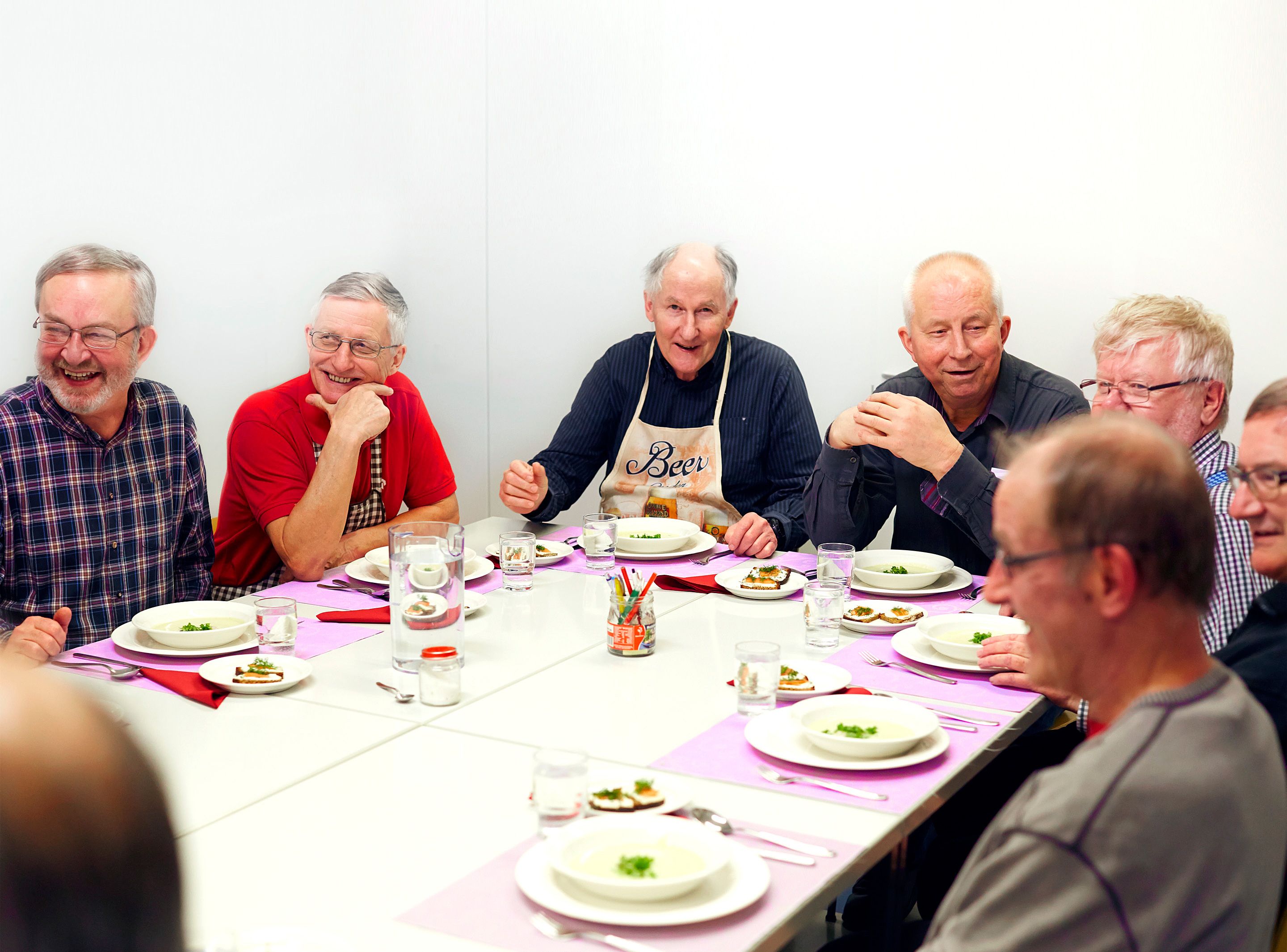 Alkupalaksi kylmä avokadokeitto ja lohileipä.