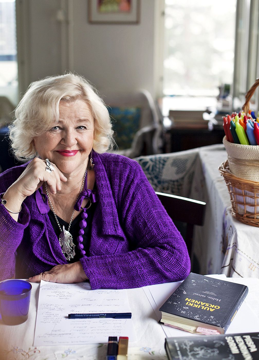 Runoa ei voi houkuttaa, Aulikki Oksanen sanoo. – Näet sen vilahtavan jossain puitten lomassa. Sitten sitä pitää vain odottaa.