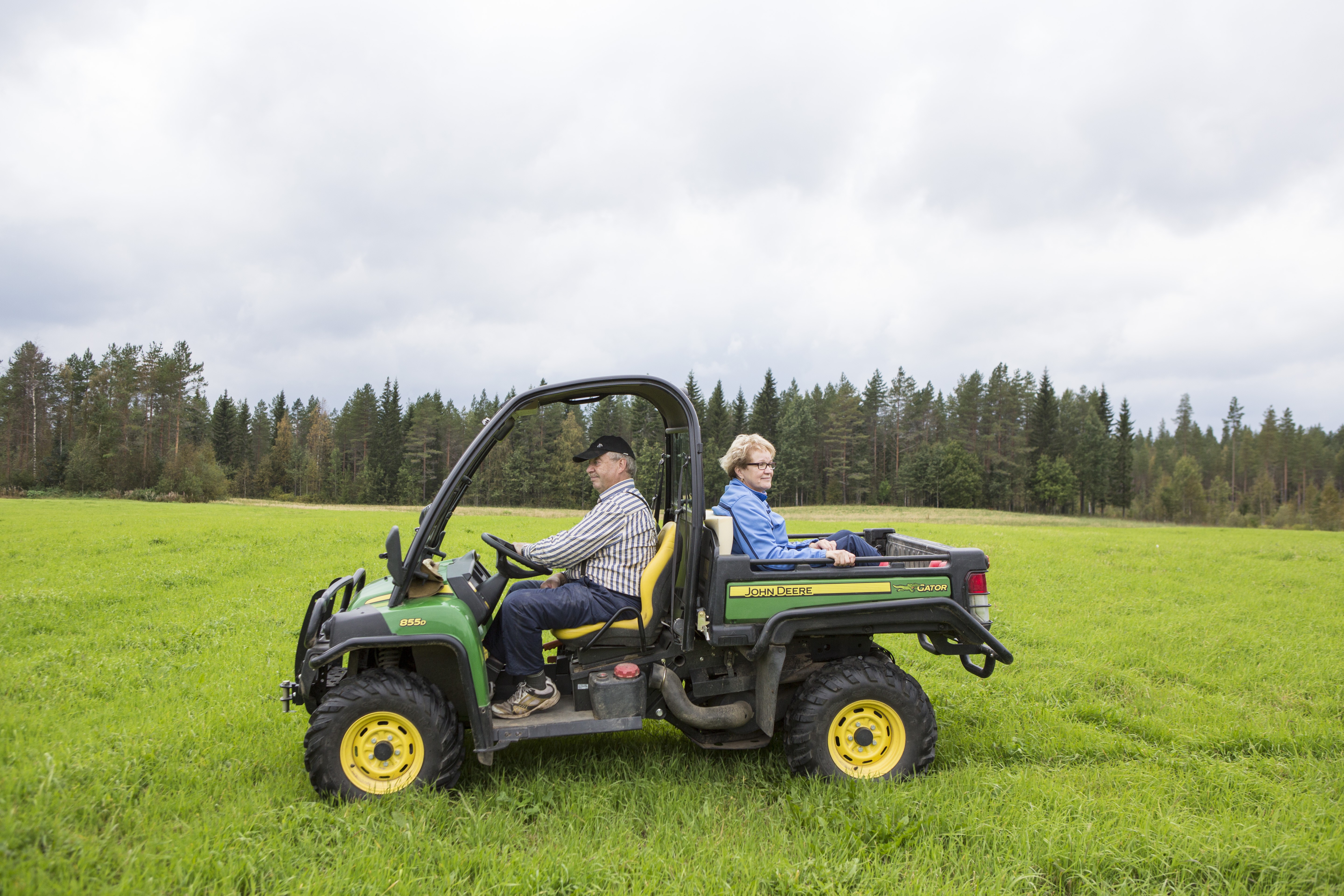Gatorin eli Kaattorin kyydissä Jouko ja Vuokko saattavat ajaa läheiselle laavulle makkaranpaistoon.