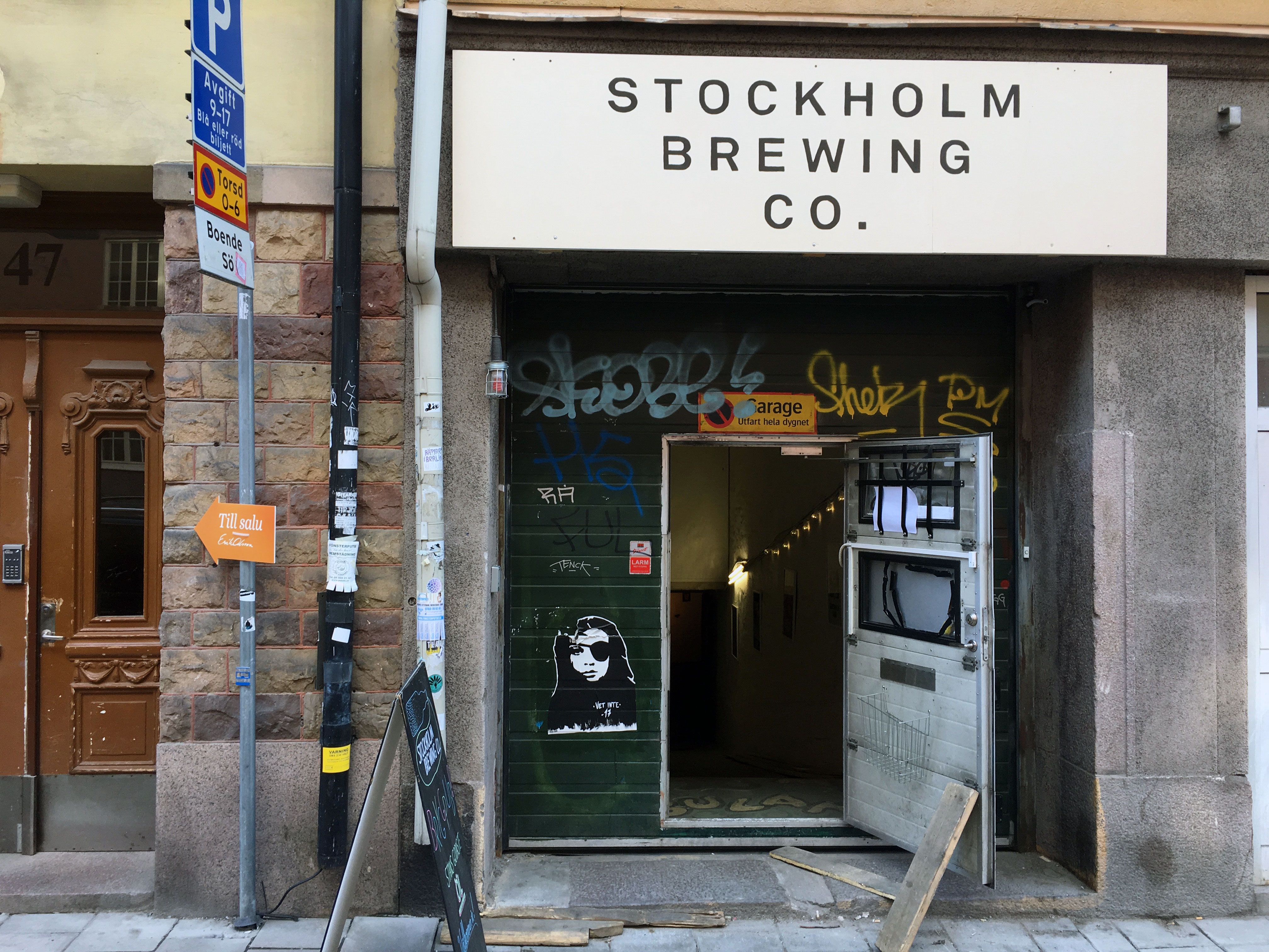 Stockholm Brewing Companyn sisäänkäynti on vähän nuhjuinen, mutta perjantaipubissa kannattaa ehdottomasti poiketa.