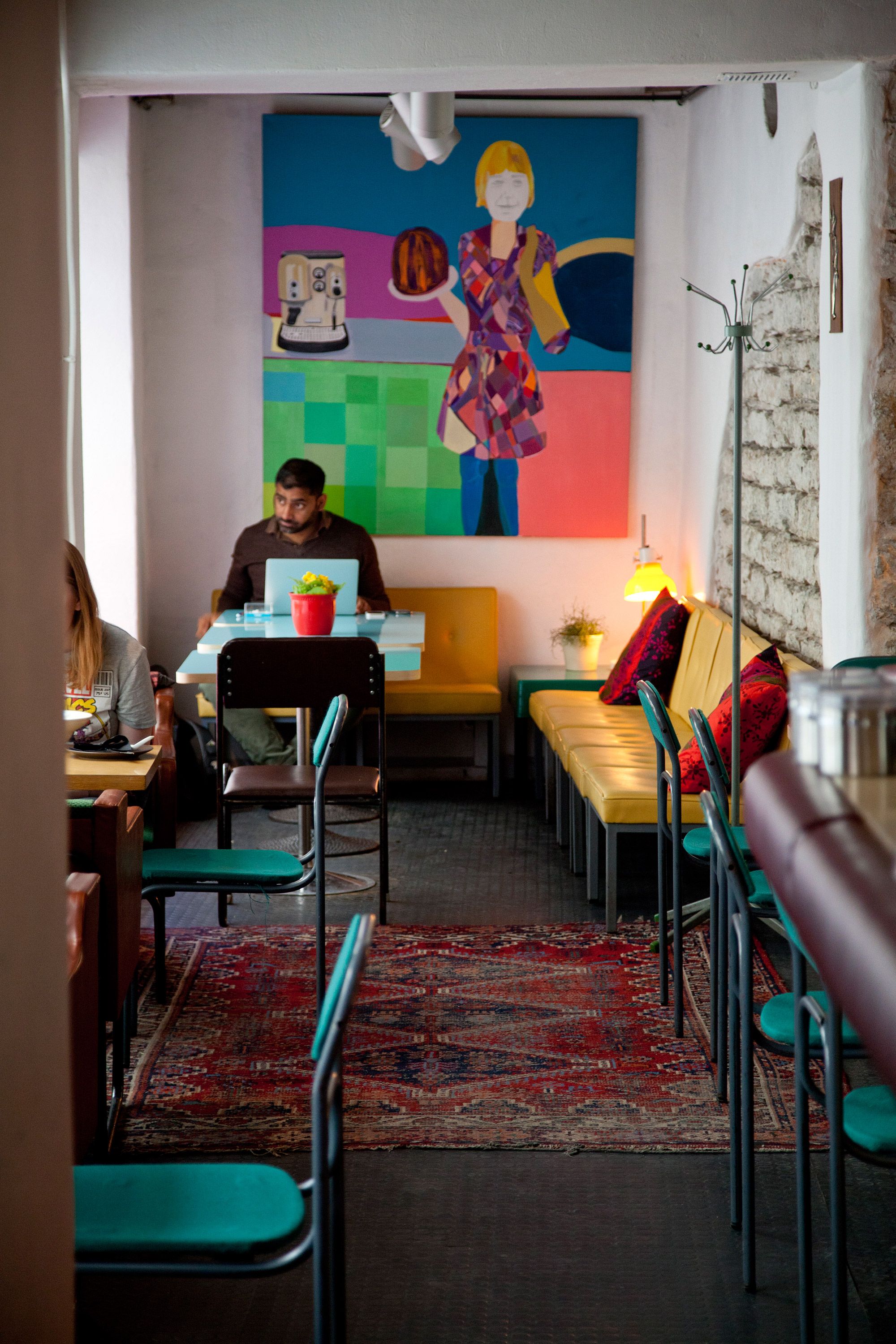 Kahvila Must Puudel leikittelee sisustuksella.