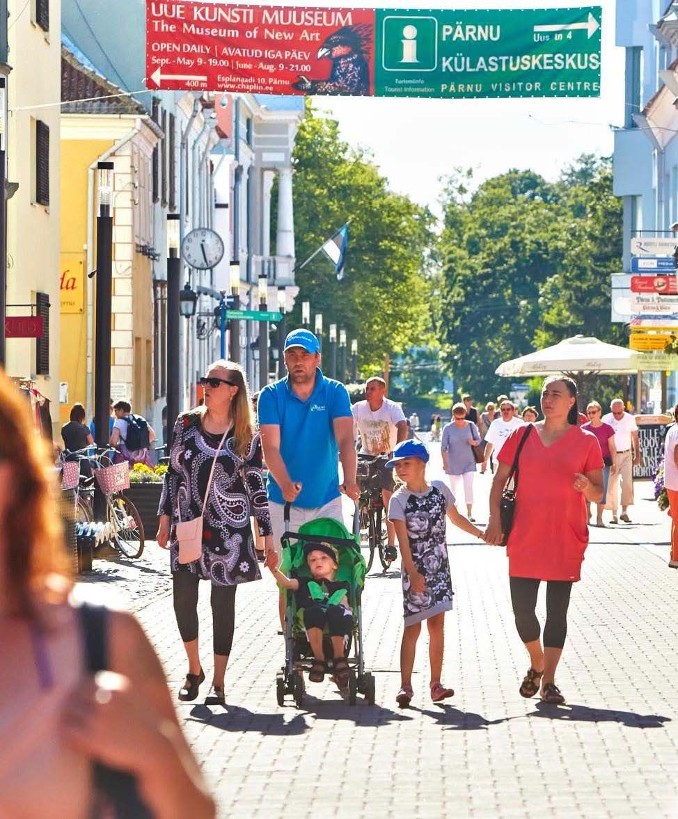 Kävelykadut ovat kivoja. Matkailu-infon osoite on Uus tänav 4.