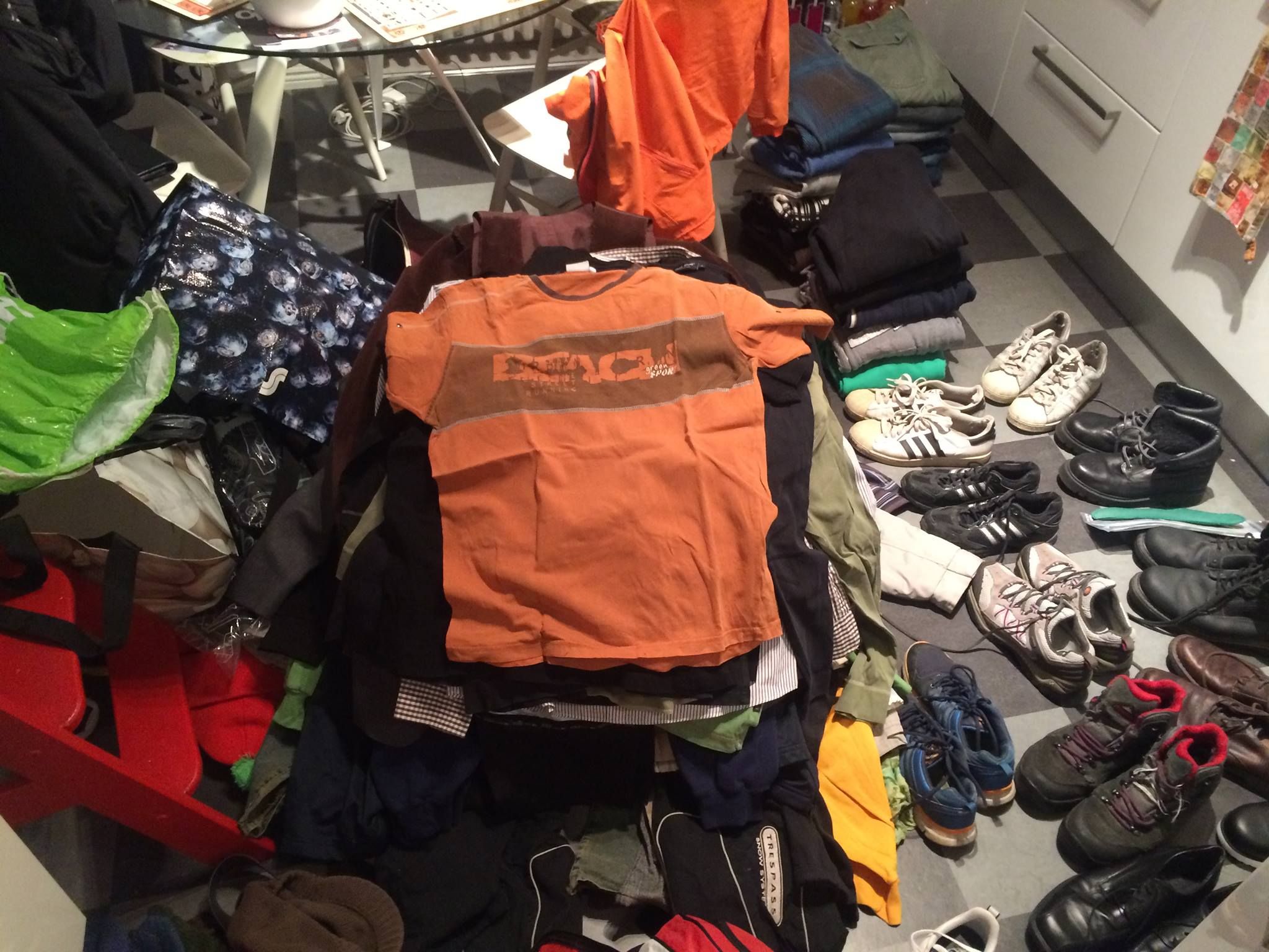 Lauran koti oli välillä iso vaatteiden lajittelukeskus!