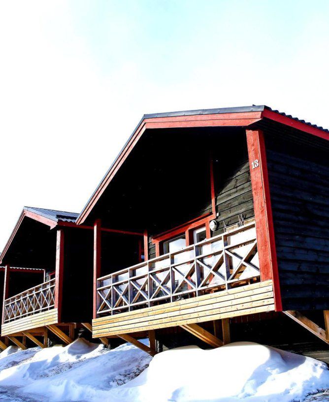 Björklidenin Fjället tarjoaa huoneiden lisäksi mökkejä.
