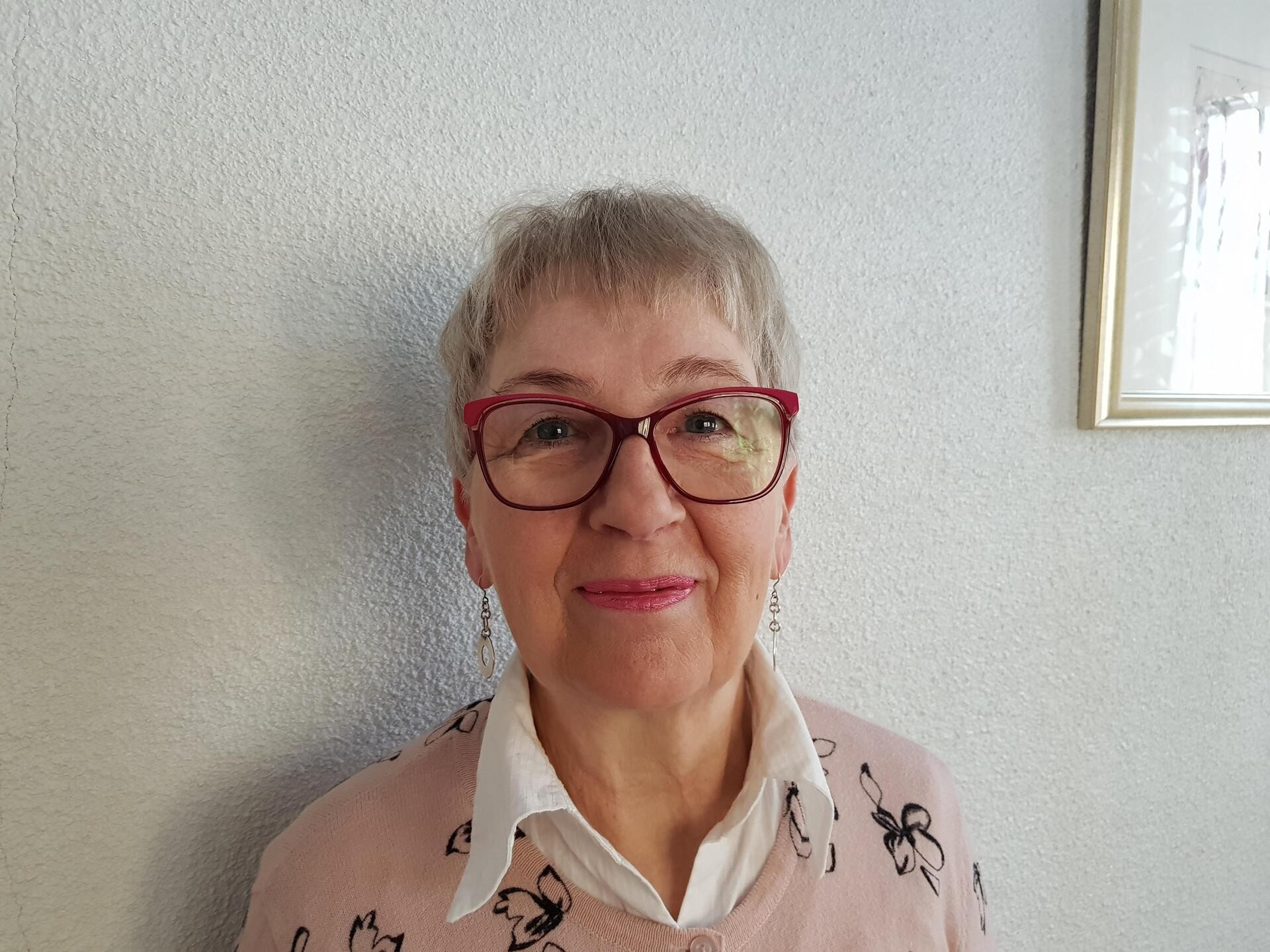 Pirjo Viitasalo on 68-vuotias terveydenhoitaja Karstulasta.