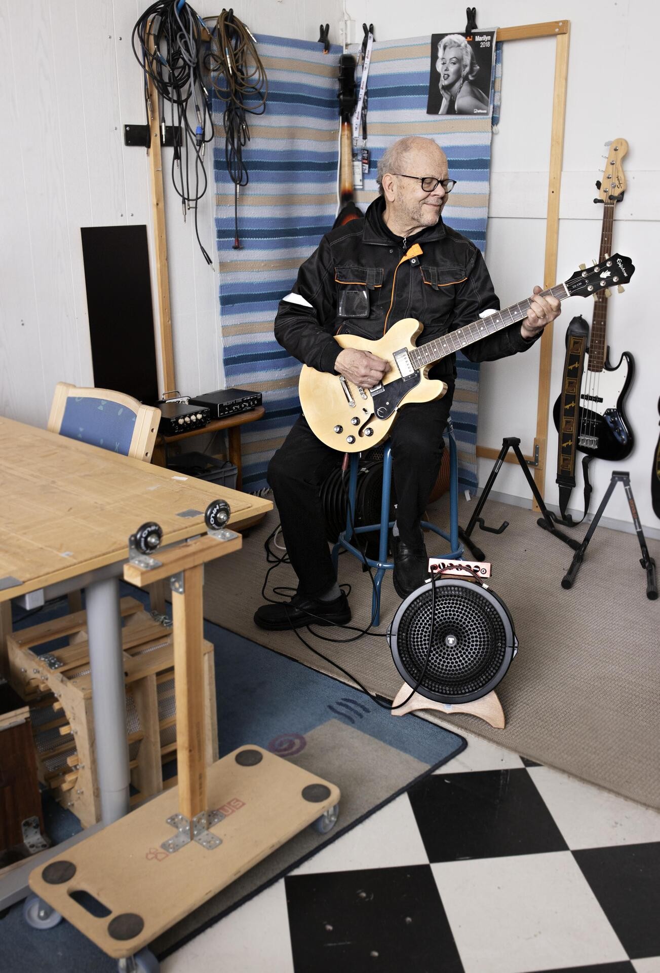 Markku testaa pajallaan rakentamaansa Toob-kaiutinta. 