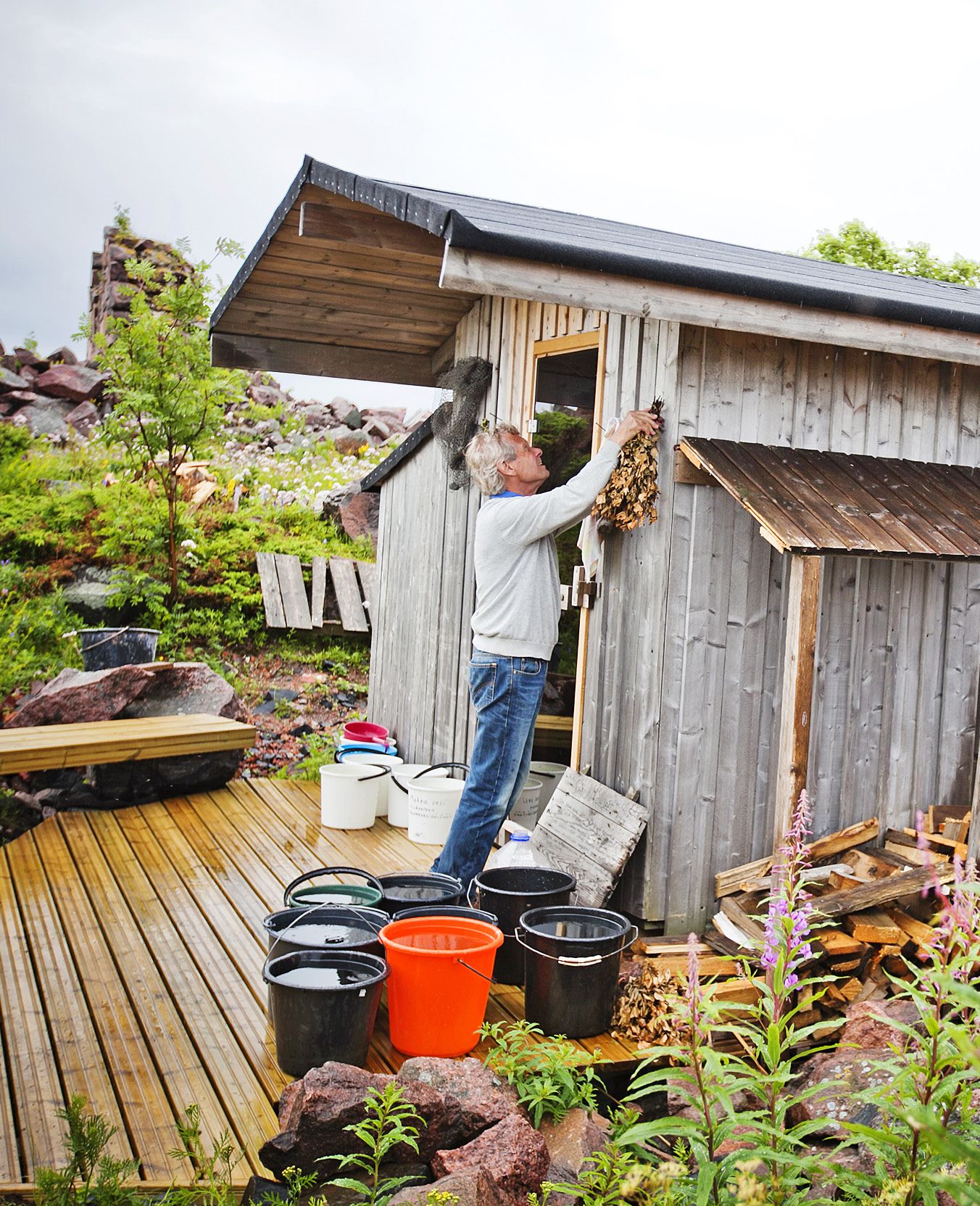 Sören Österberg saunanlämmityspuuhissa.