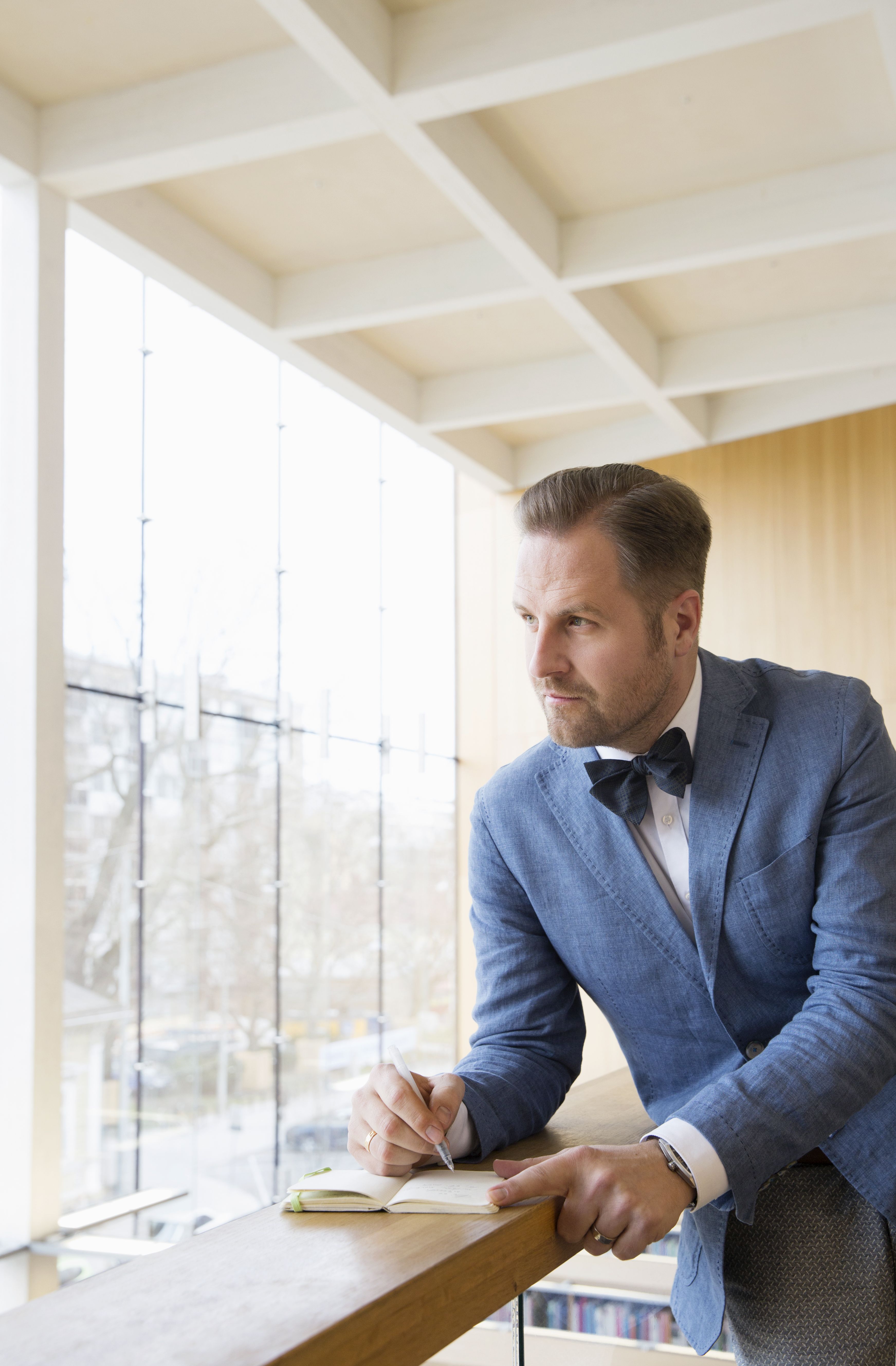 Mäkimattila kirjoittaa runonsa käsin, usein keikkaillan päätteeksi.