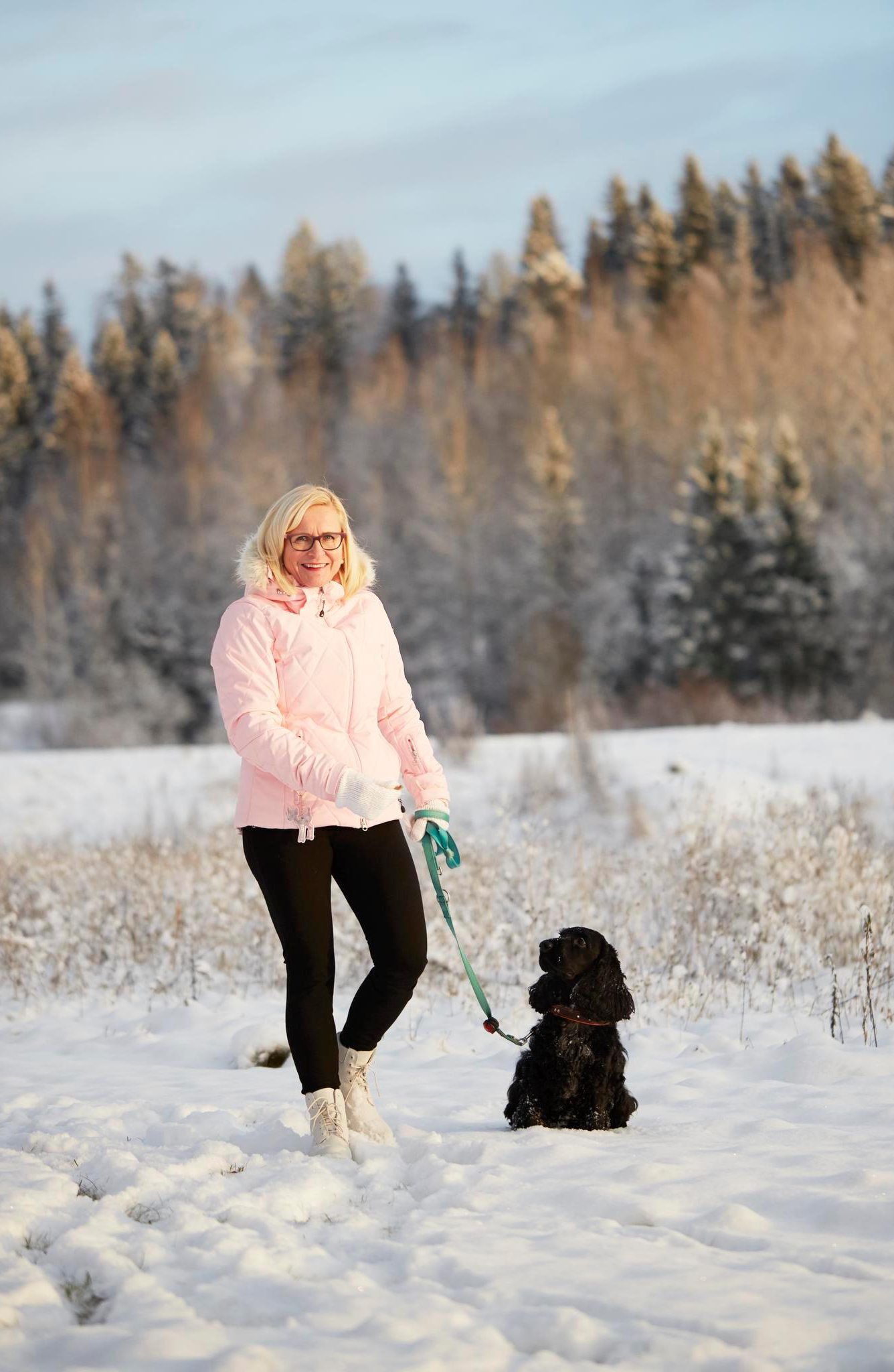 Riina lenkkeilee rennosti Teuvo-koiran kanssa. 