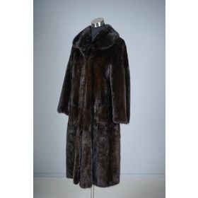 Tämä hyväkuntoinen naisten minkkiturkki myytiin Helanderin huutokaupassa tammikuussa. Sen myyntihinta oli huutomaksuineen melko tasan sata euroa.