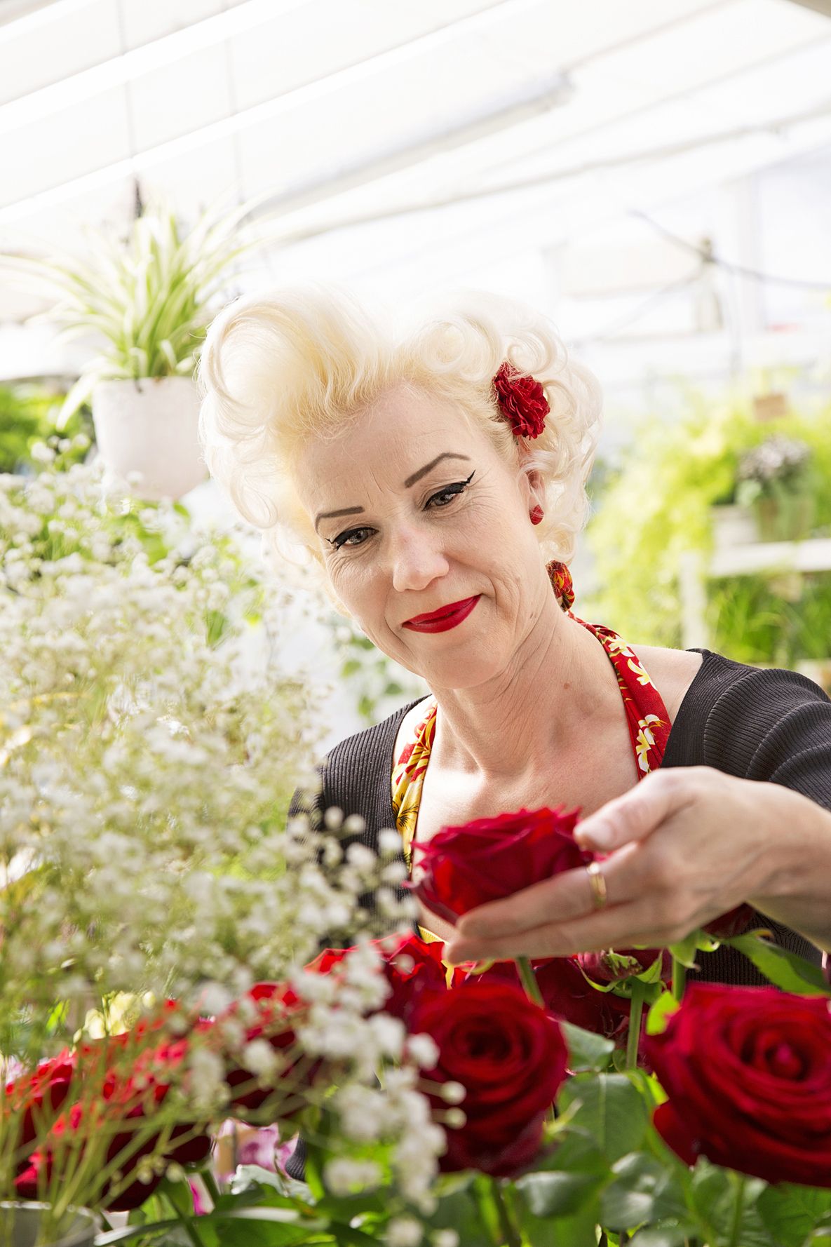 – Aito 50-luvun tavara on kaunista ja ekologista eikä mene koskaan muodista. Sama koskee punaisia ruusuja, tietää floristi Lotta.
