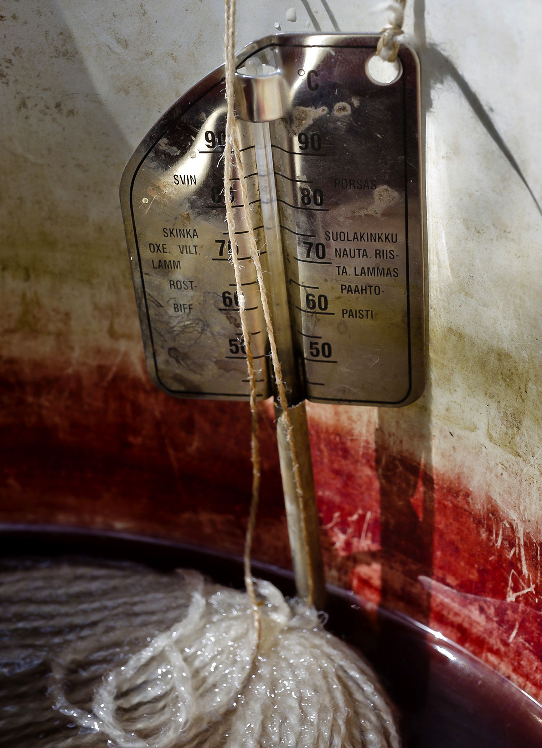 Lihalämpömittari on oiva apu lämpötilan tarkkailussa. Kattilan reunassa on vanhaa väriä veriseitikki-sienestä.