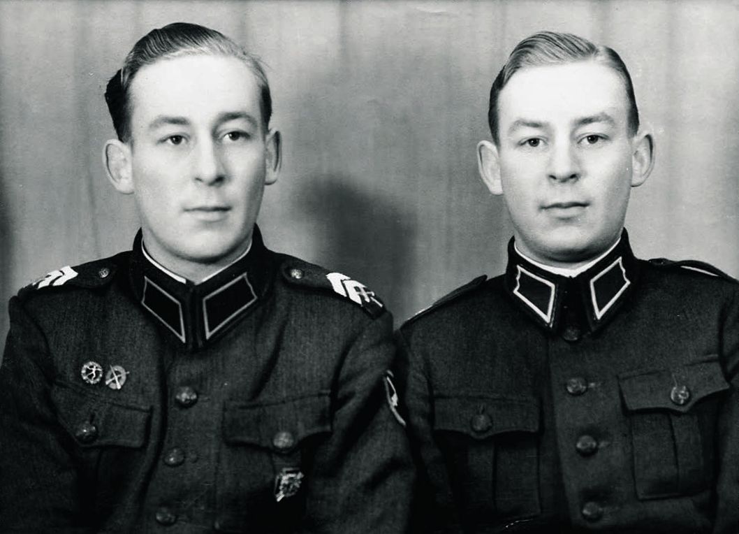 Nuoret sotamiehet joulukuussa 1949. Vasemmalla alikersantti Mauno, oikealla radiosähköttäjä Paavo.