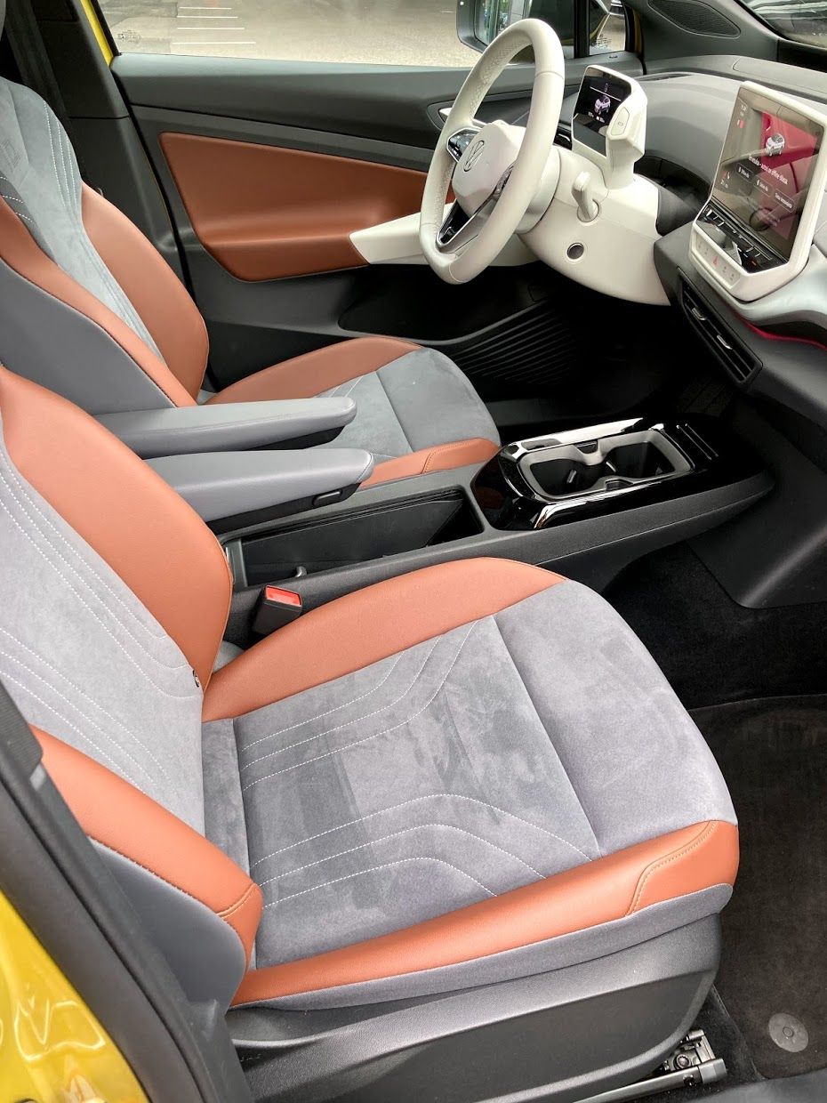 Etupenkkiläisillä riittää tilaa. 