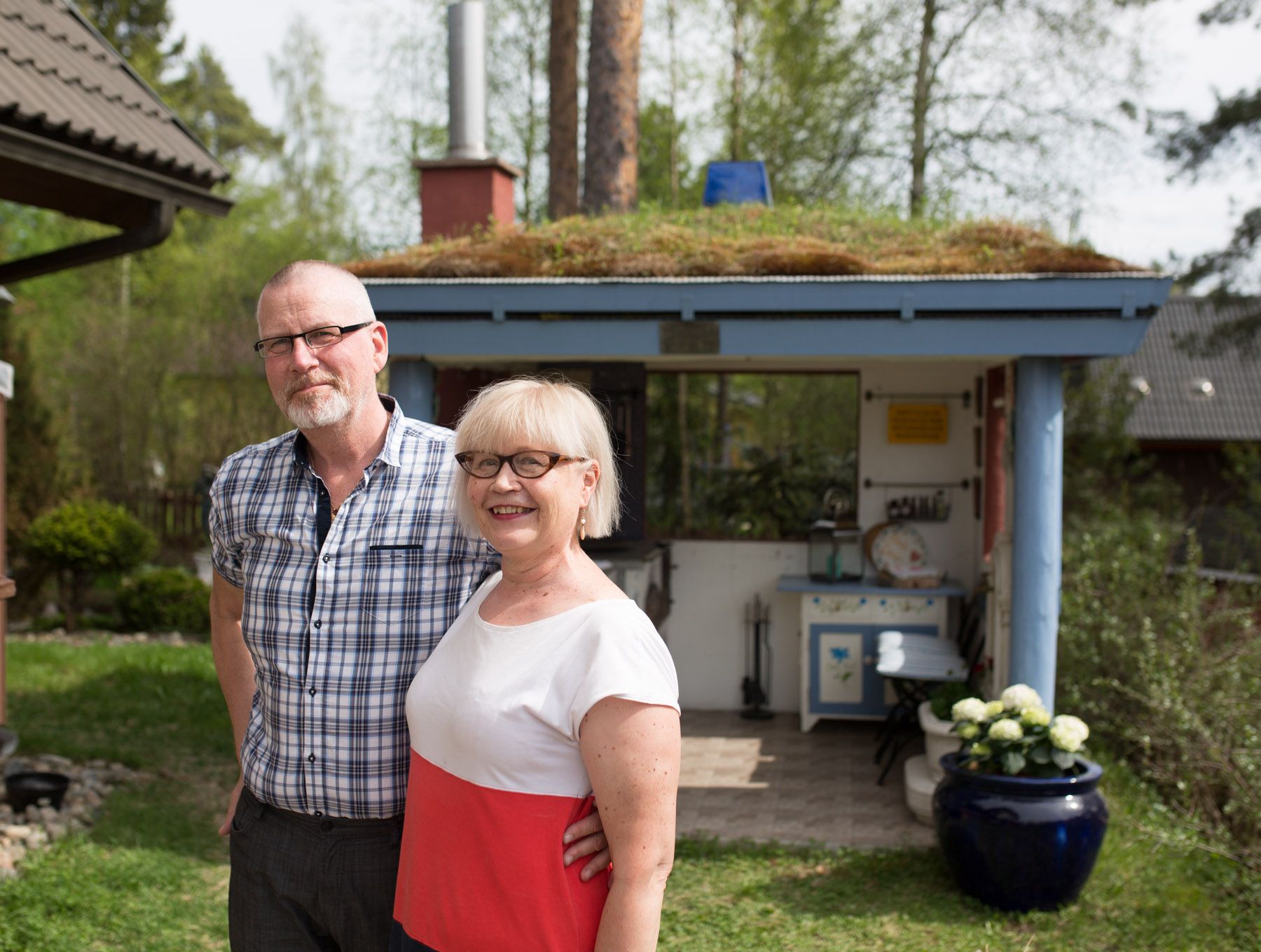 Lean ja Eeron työnjako toimii. Yhdessä suunnitellaan, Eero rakentaa ja Lea koristelee.