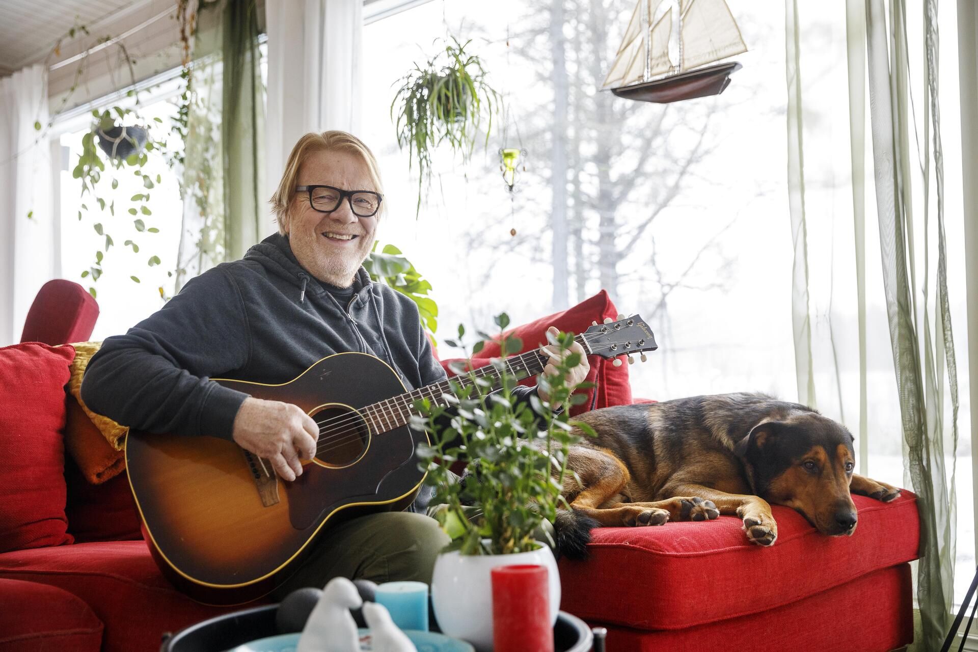 Heikki Silvennoisen uudet laulut ovat syntyneet tällä sohvalla musakoira Ylermin seurassa. 