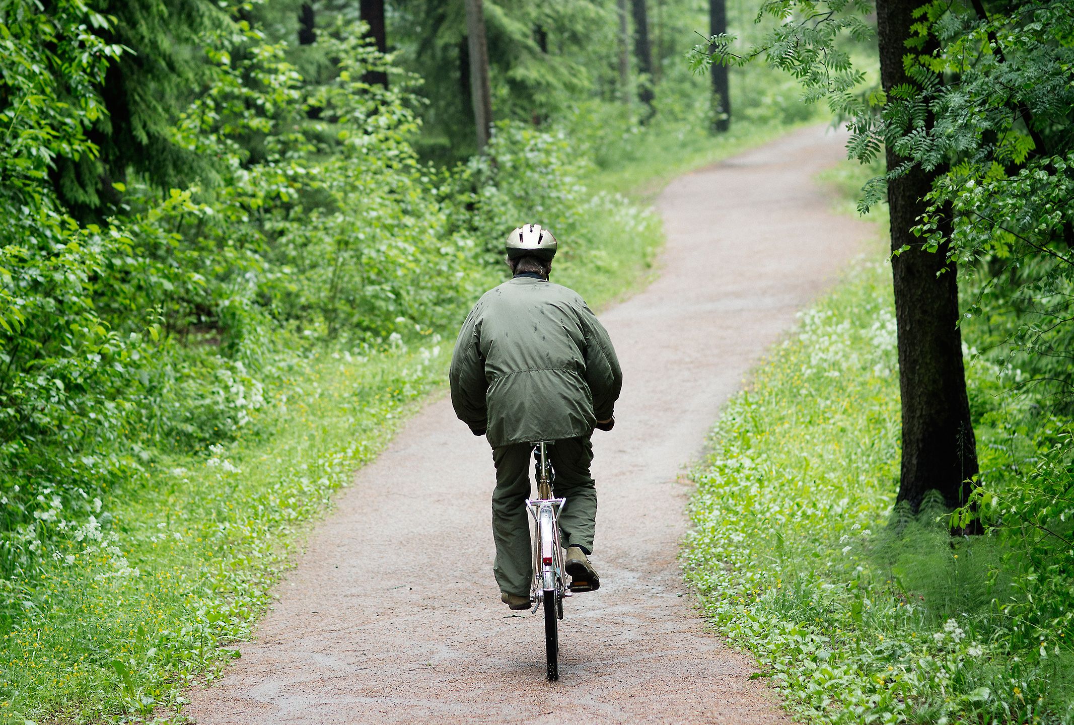 Pyöräretkellä kotikulmilla Mustavuoren metsässä. Petter pyöräilee kahdesti viikossa parikymmentä kilometriä kerrallaan.
