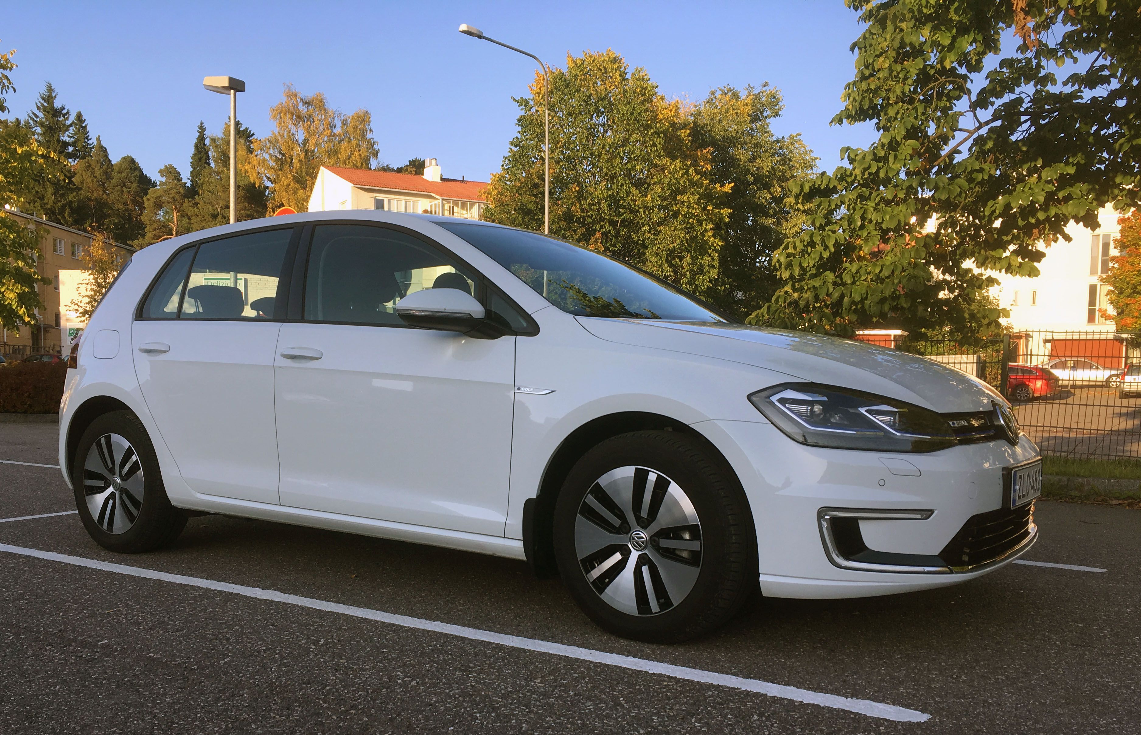Päältä päin e-Golf on kuin mikä tahansa viisiovinen perheauto.