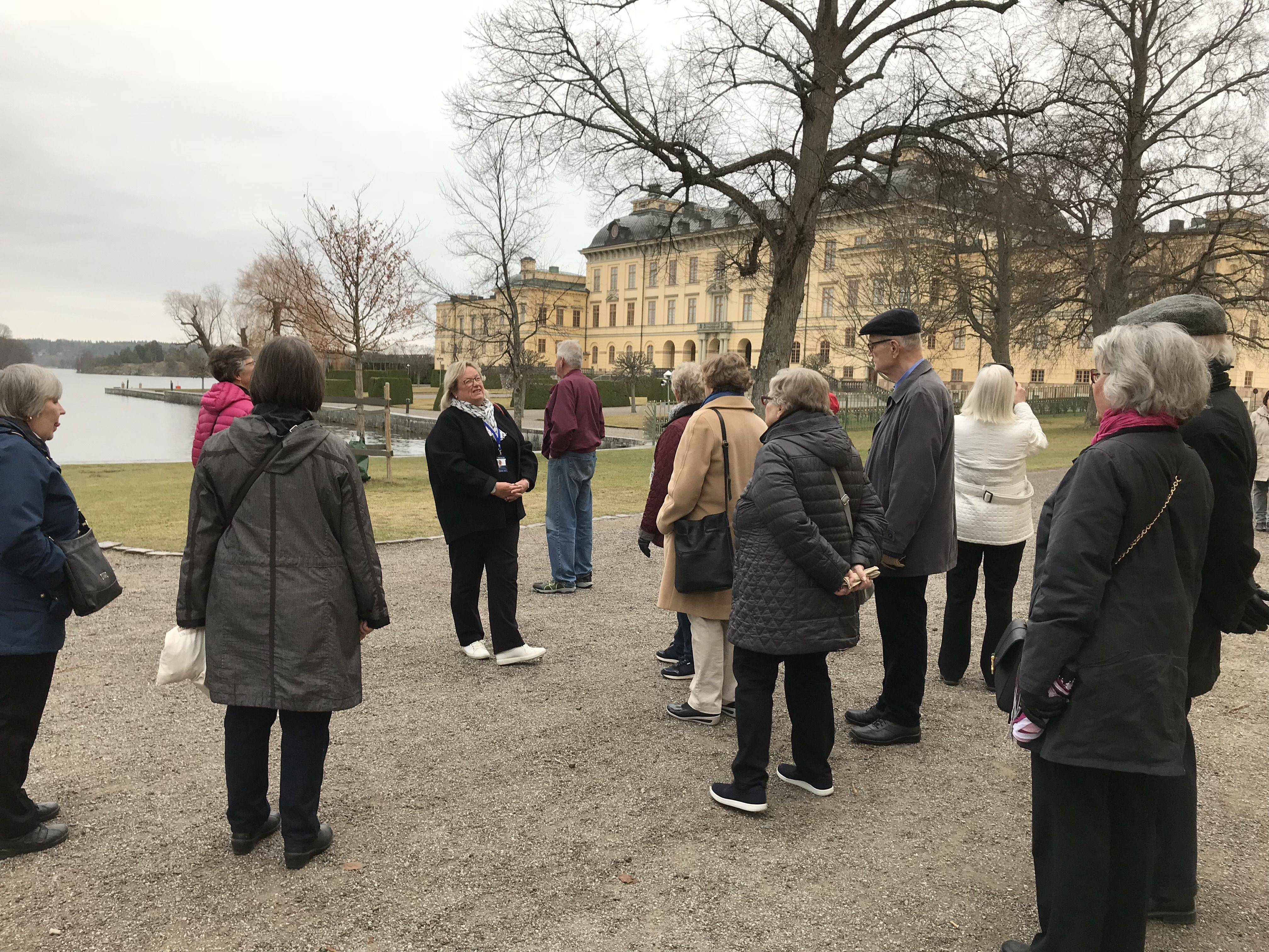 1660-luvulla rakennettu Drottningholmin linna on säilynyt poikkeuksellisen hyvin, ja se on suosittu turistikohde. Linnassa vierailee satojatuhansia matkailijoita vuodessa. Kuningaspari on asunut linnan eteläsiivessä vuodesta 1981 lähtien.