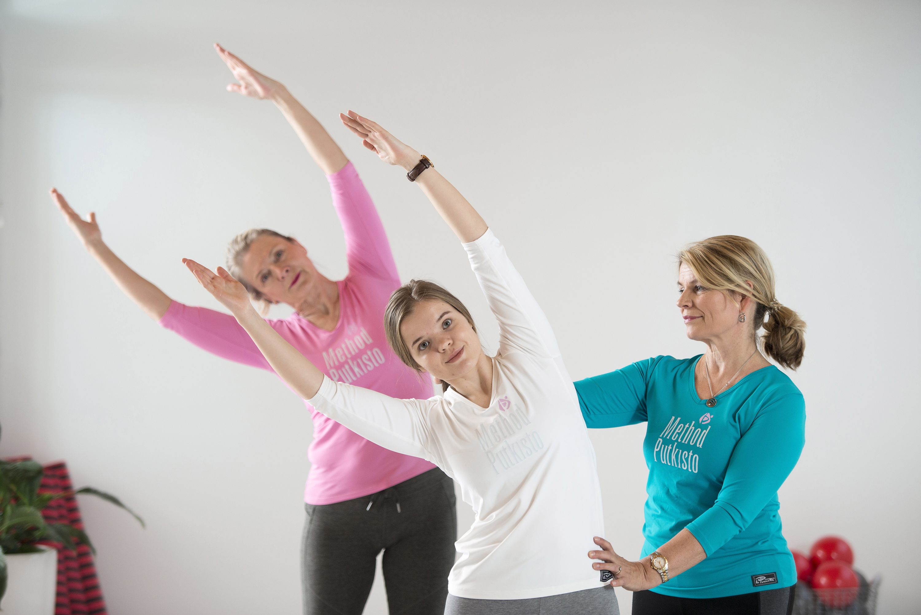 Anna Yli-Kyyny iloitsee löydettyään metodin, joka parantaa kehontuntemusta. Annan ohjattavina ovat Elina Ylppö (takana) ja Helka Riihimäki.