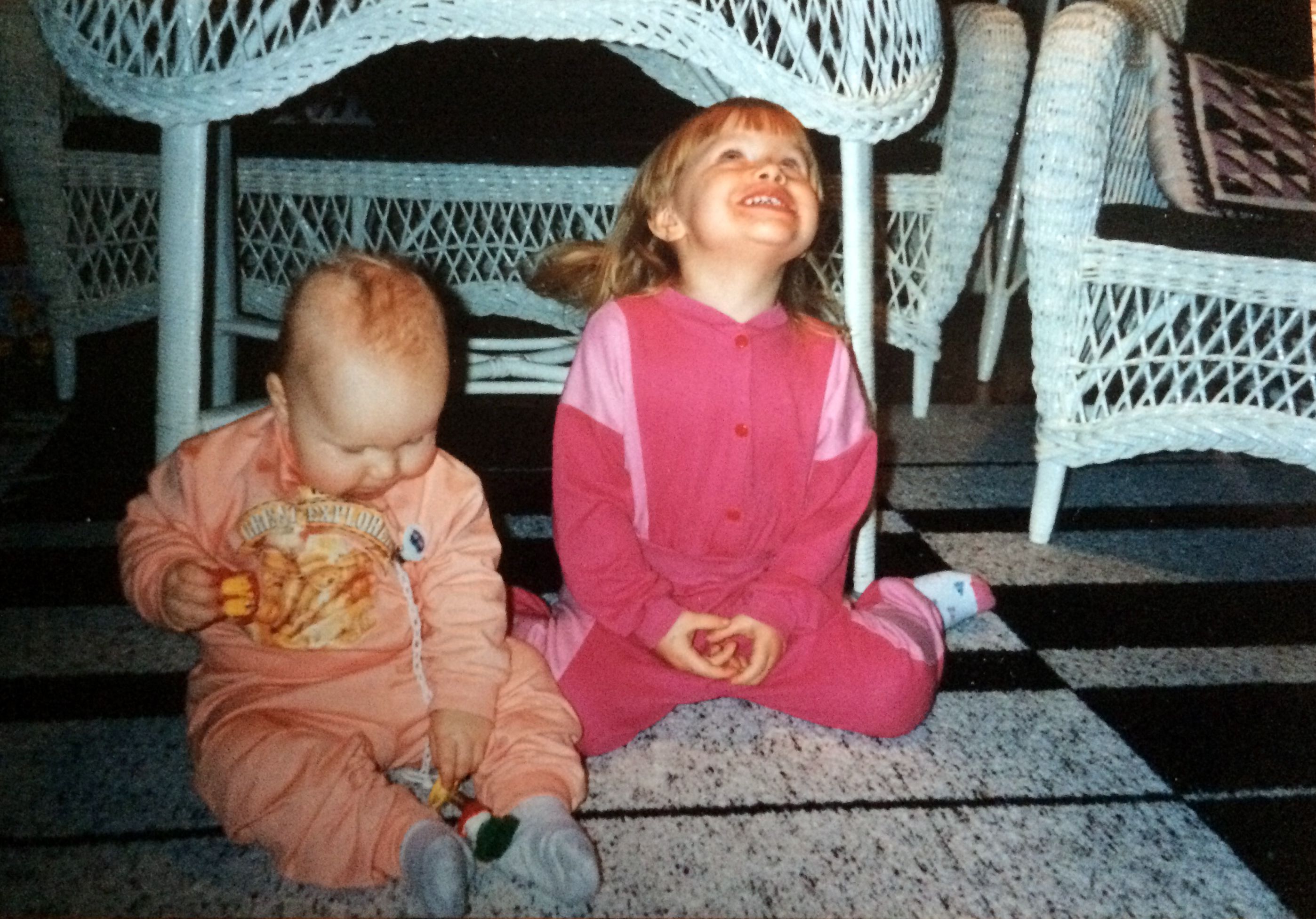 Saijan tyttäret Mira ja Eerika rakkaan rottinkikaluston ääressä.