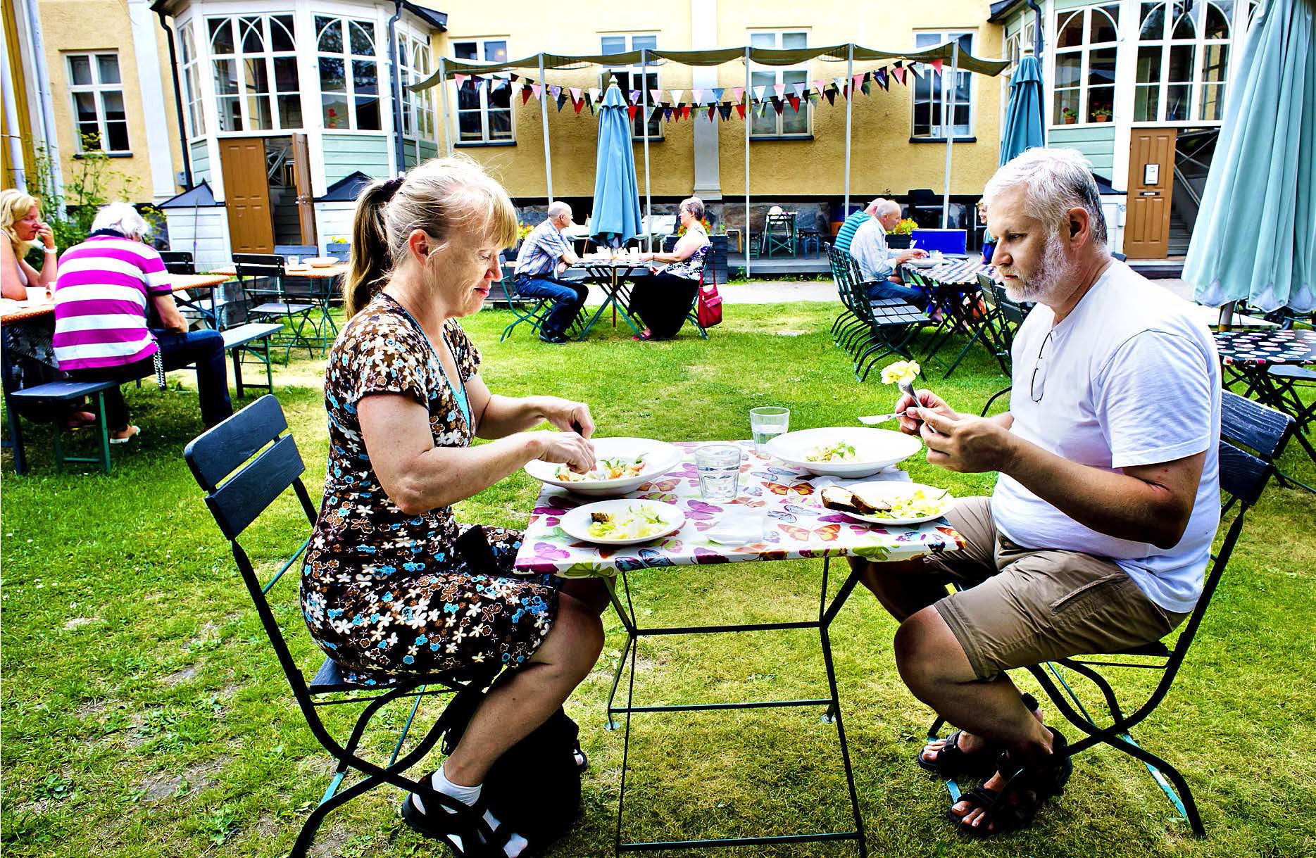 Pietarsaarelainen musikcafé After Eight tarjoaa ruokaa sisäpihalla.