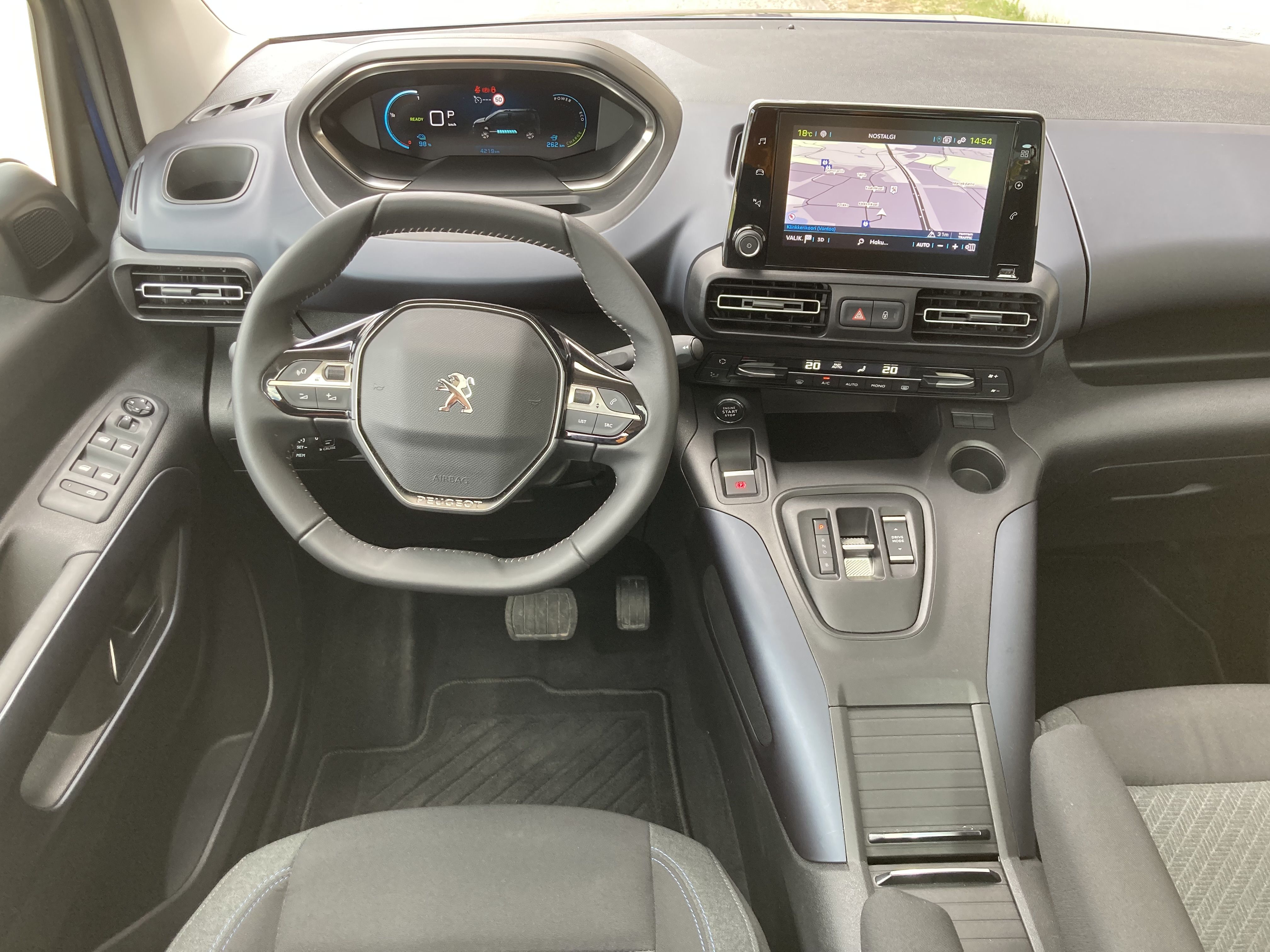 Kuskin paikalla näkymä on modernimpi kuin ulkoa uskoisi. Hallintalaitteet ovat kuitenkin helppoja ja loogisia käyttää.