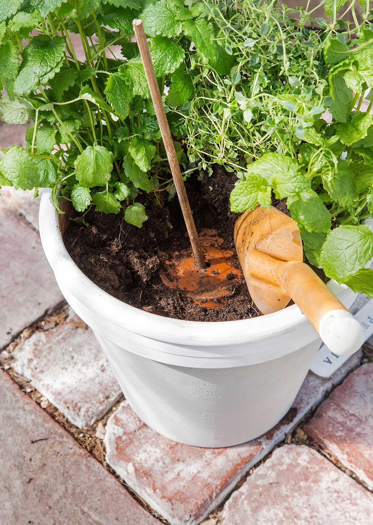 Ylösalaisin asetettu tukiruukku auttaa keskimmäistä ruukkua pysymään paikoillaan. 