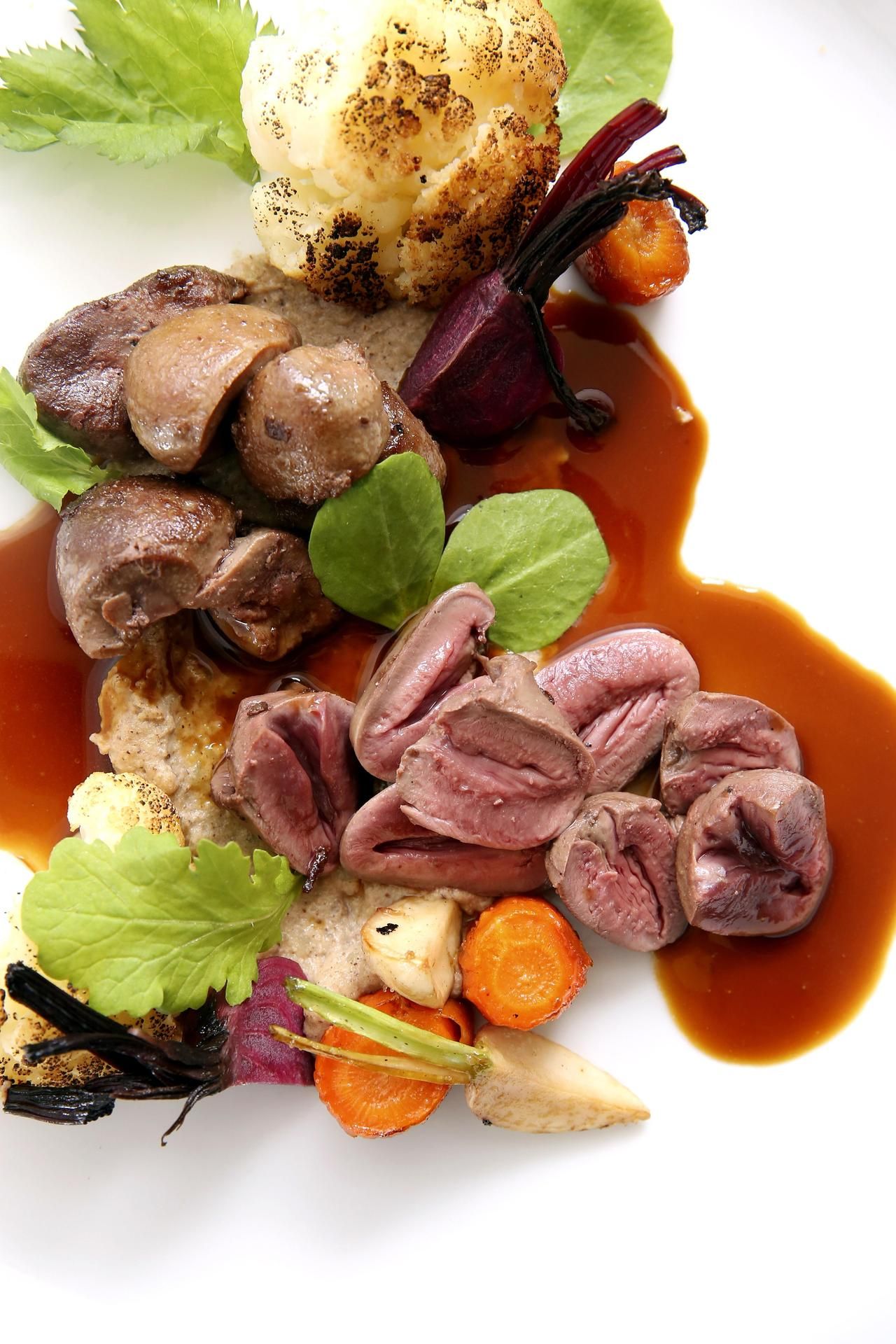 Ankansydämet tarjoillaan kasvisten ja kastikkeen kera.