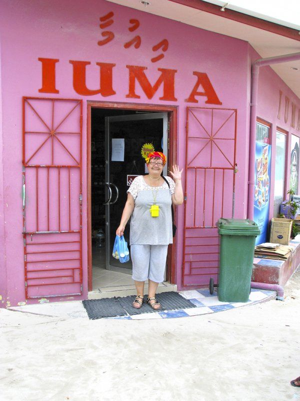 Maafushin pikkku kaupat koreilevat vain väreillä. Ostoksilla Tuija Friman.