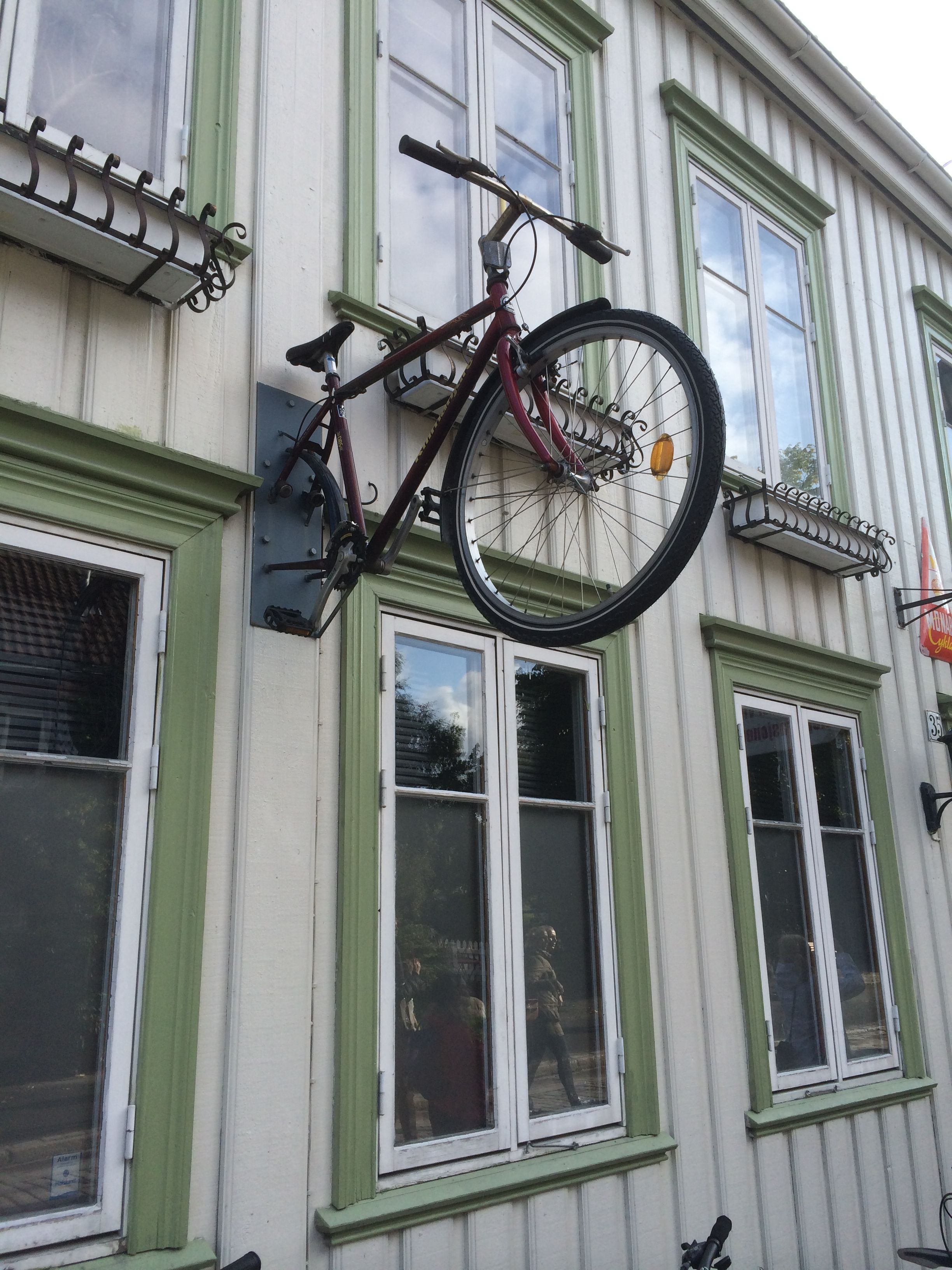 Trondheimiläisen pyöräliikkeen kyltti on havainnollinen.