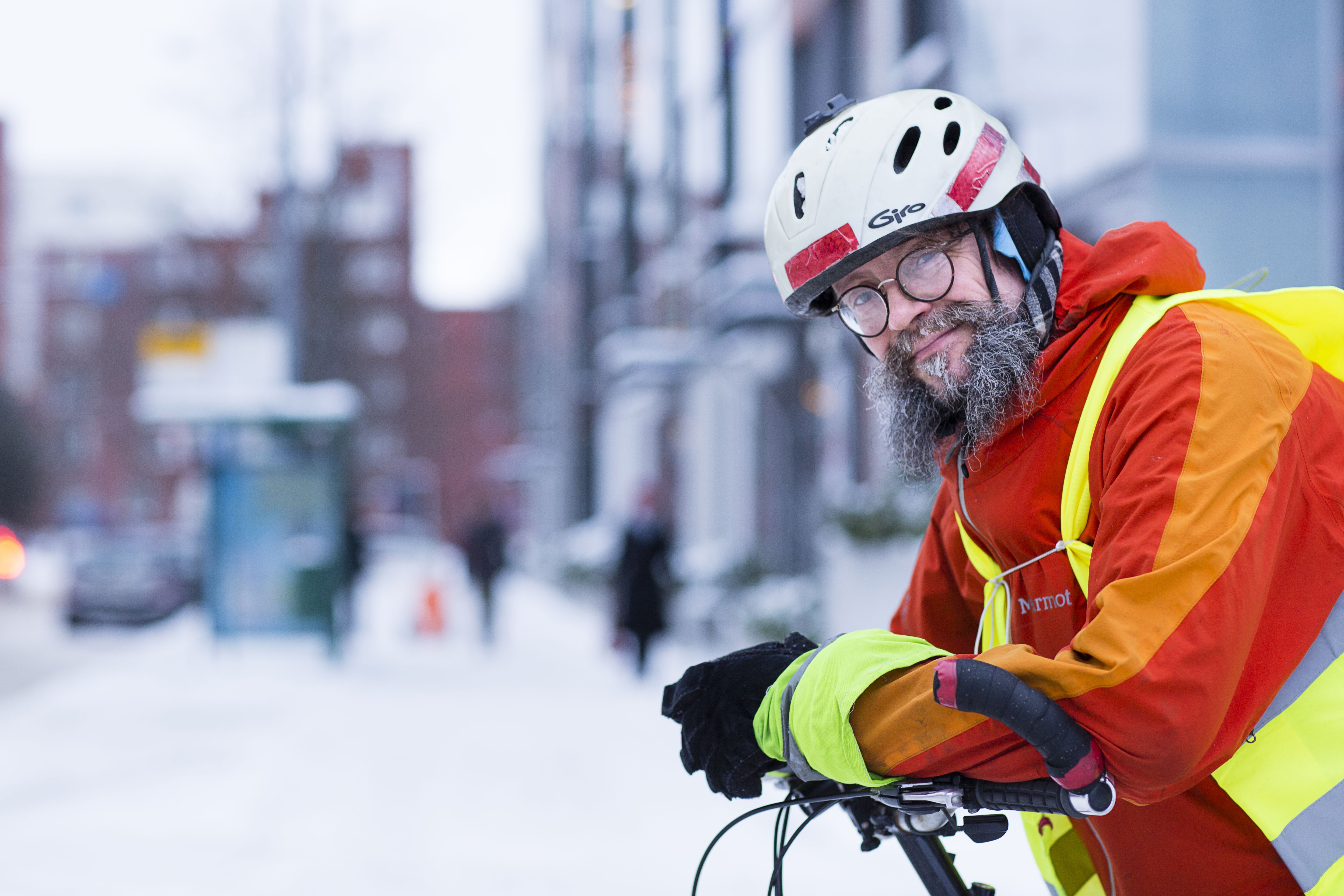 Matin tavaramerkkejä ovat valkoinen kypärä ja keltaiset turvaliivit. Tuttua ovat myös muhkea parta ja pitkinä tuppoina laskeutuvat viikset.