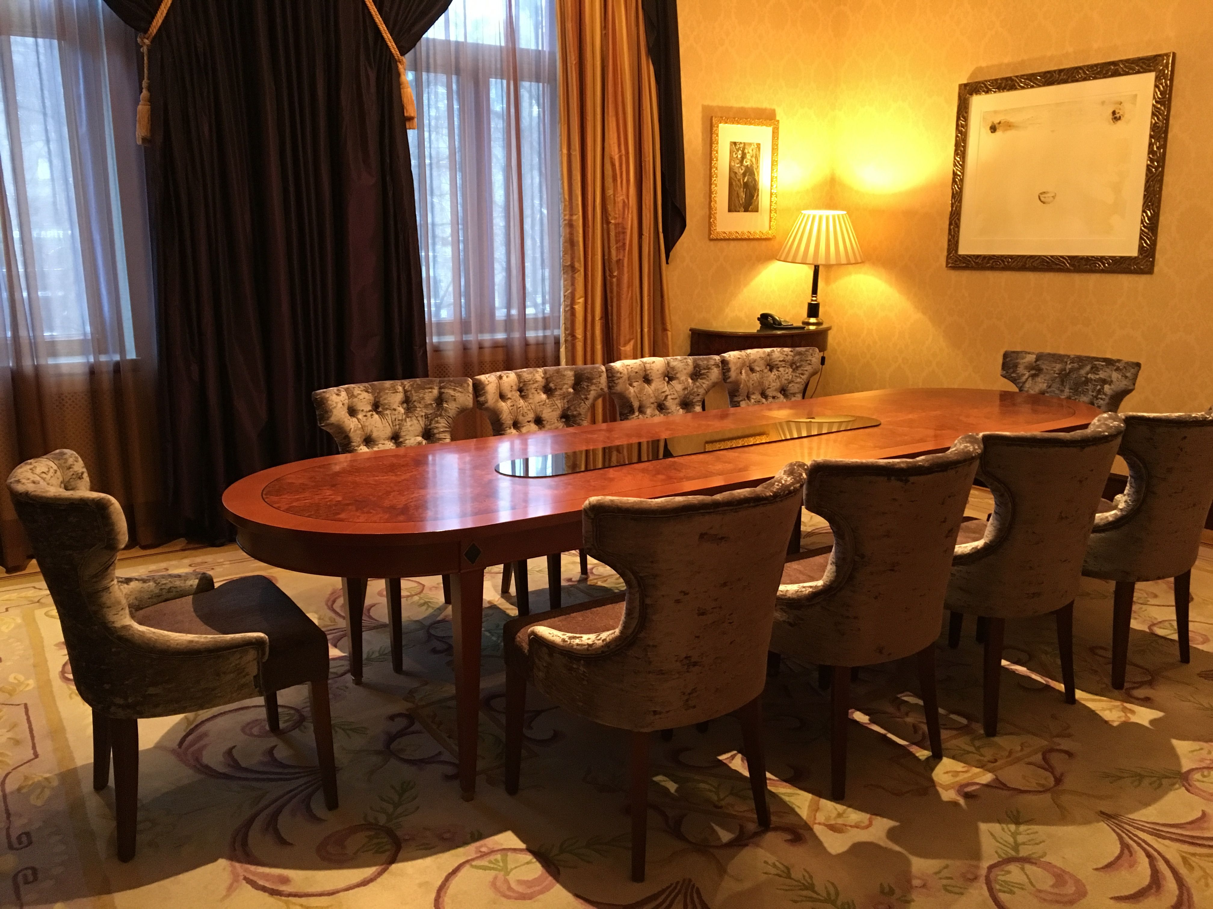 Ruokasaliin on oma sisäänkäynti, jota huonepalvelu käyttää. Tähdille on etsitty burritoja ja tatuointiartisteja keskellä yötä.