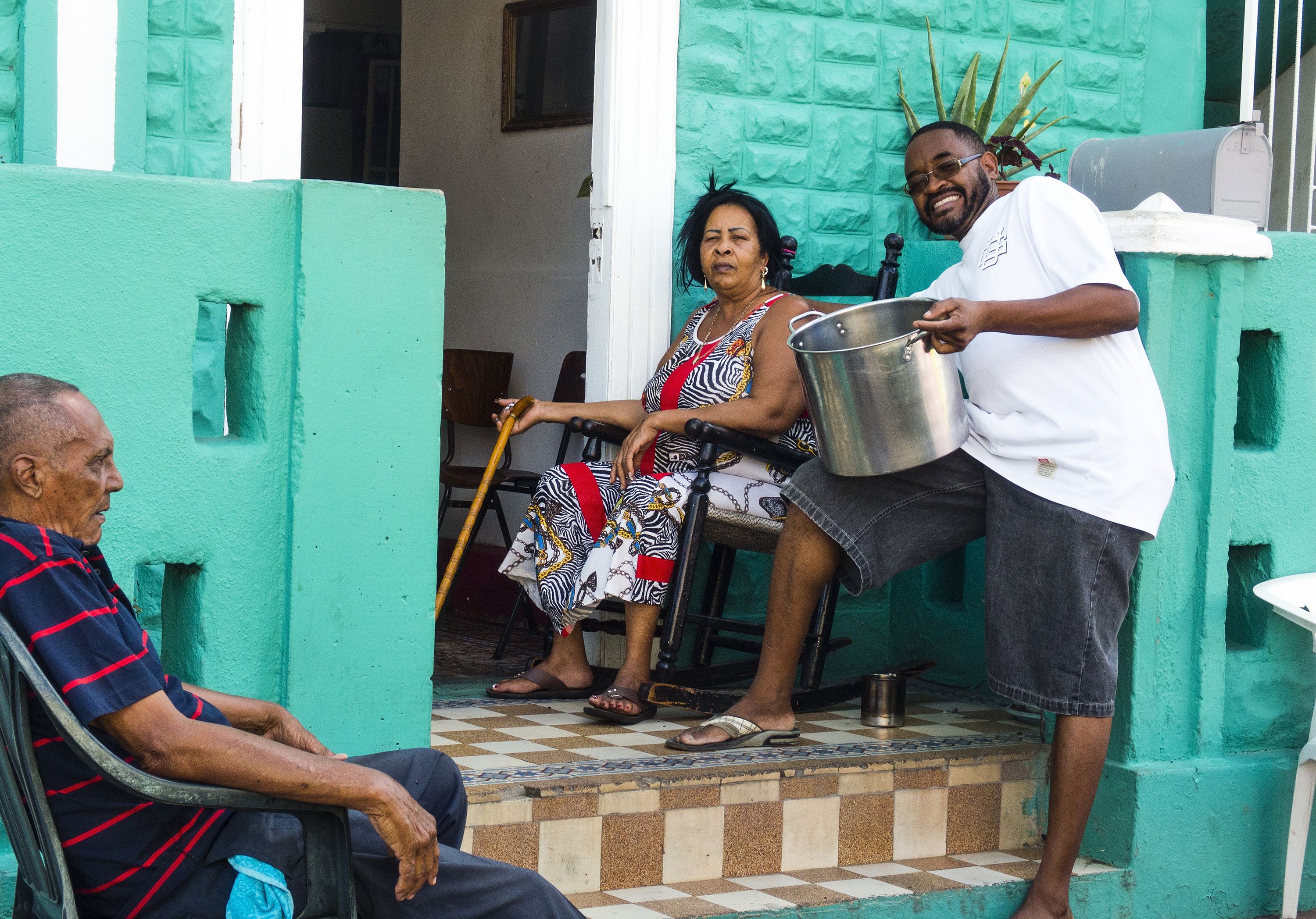 Poika tuo itsekseen asuville vanhemmilleen kattilallisen keittoa.