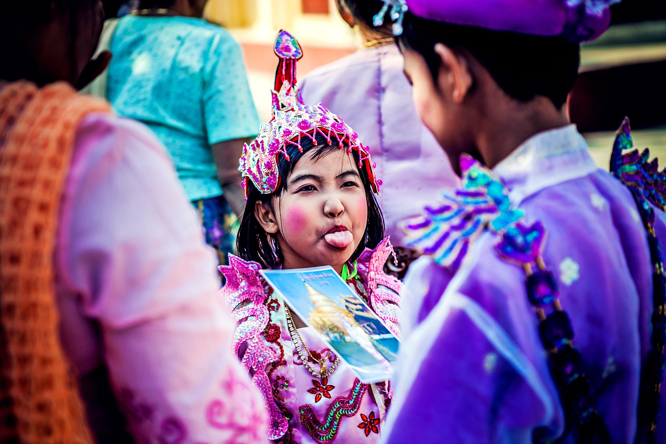 Munkiksi ja nunnaksi ryhtyminen on lasten perheille juhlapäivä, jolloin pukeuadutaan silkkiin ja satiiniin. 