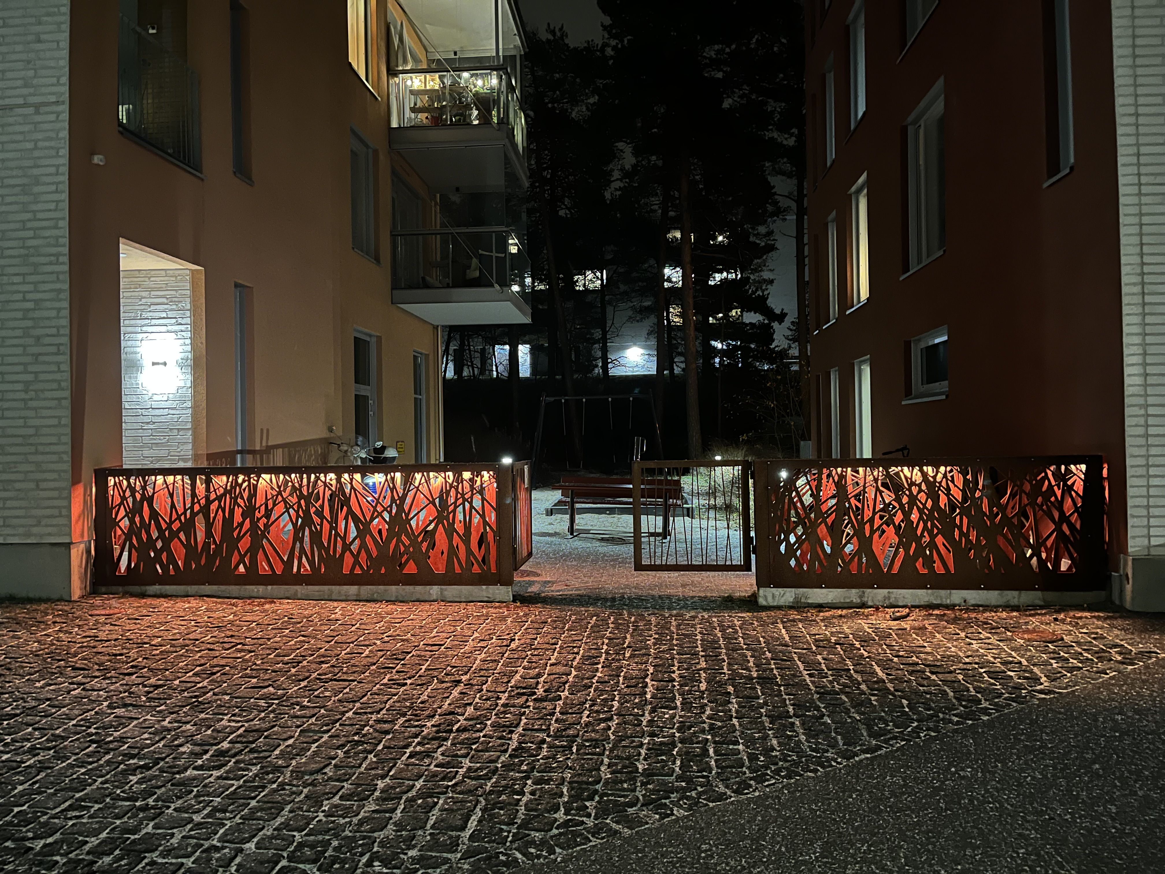 Korsi-niminen valoteos reunustaa taloyhtiön pihoja. 