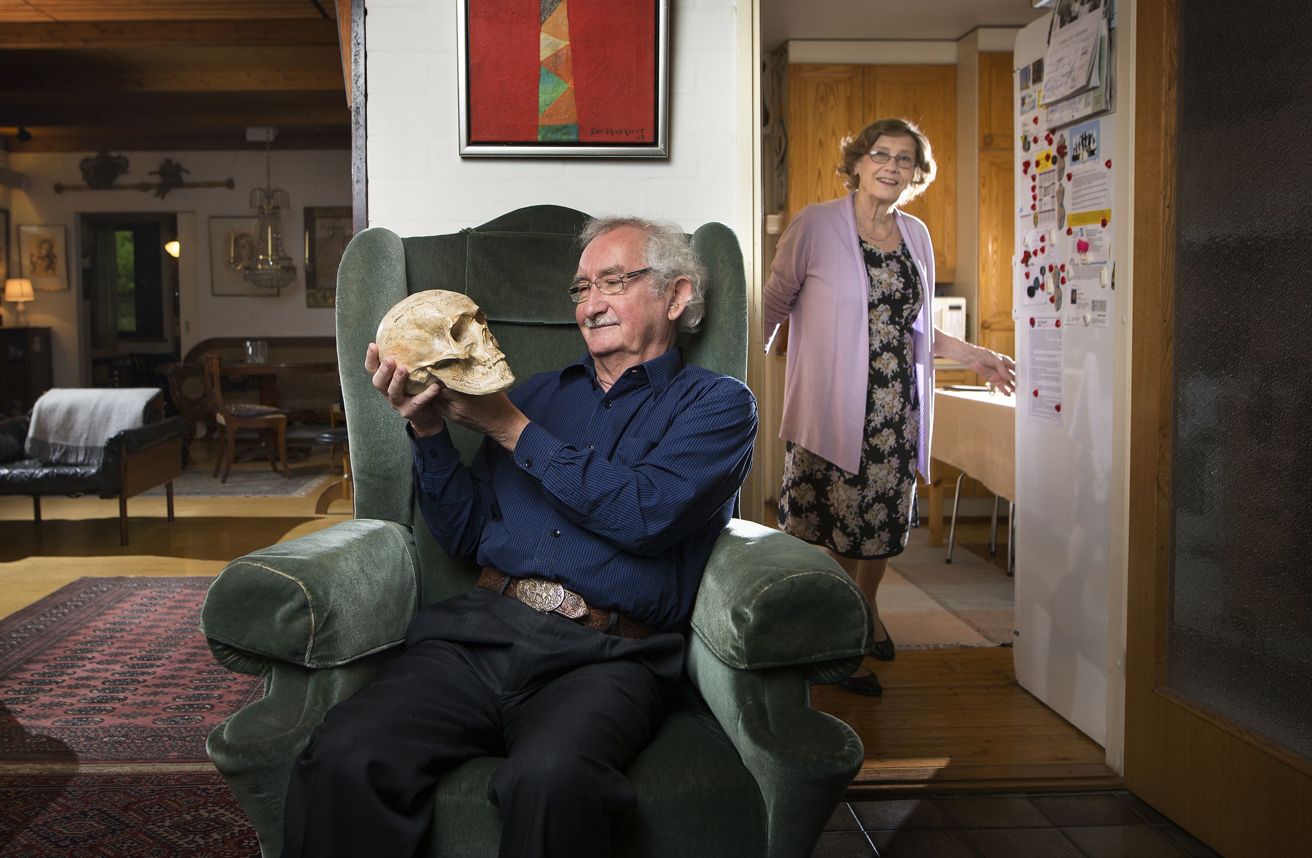 Ervo ja Raija Vesterisen koti on täynnä taidetta. Kipsinen kallo on lahja taiteilija Elsa Nousiaiselta. Se on ollut vieraskirja, josta löytyy monta nimikirjoitusta, kuten Wäinö Aaltosen ja Olavi Paavolaisen.