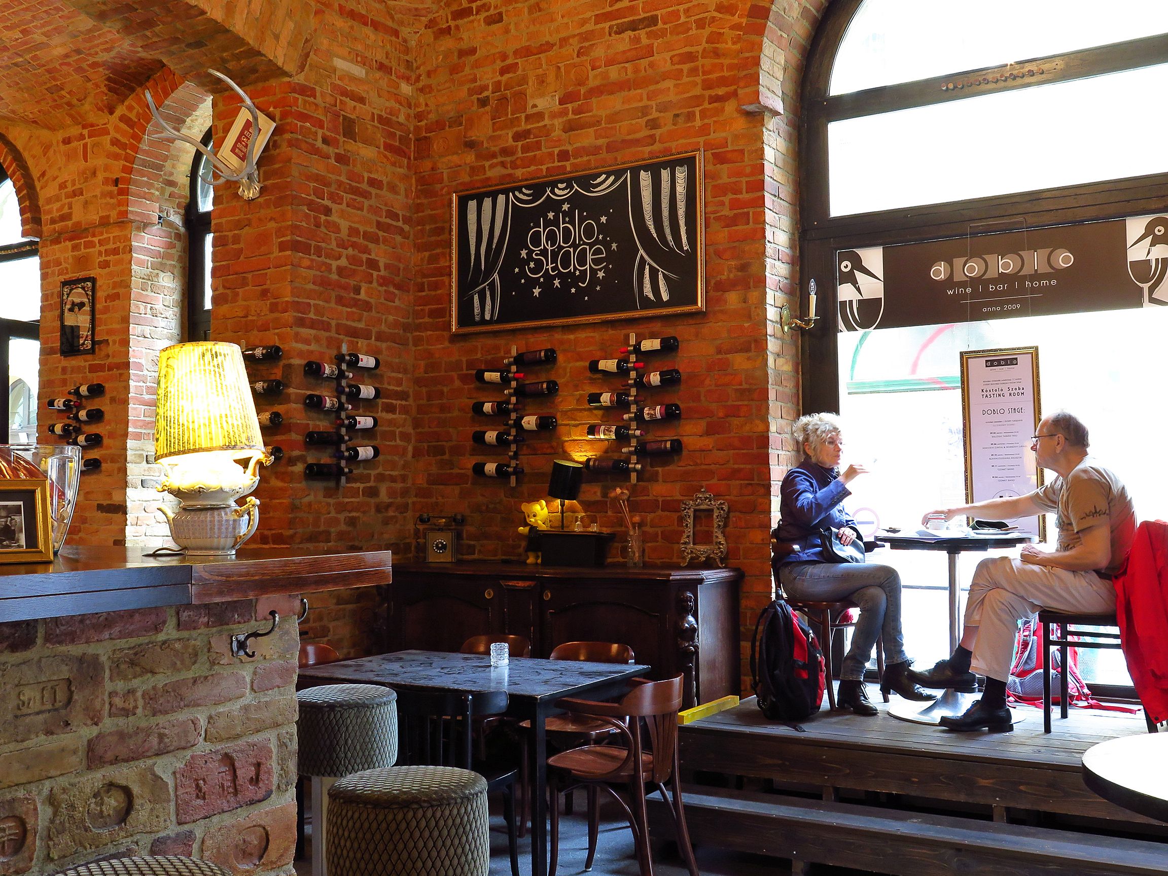 Viini on Budapestissa hyvää ja edullista. Sitä voi maistella vaikkapa viini­ravintola Doblossa. 