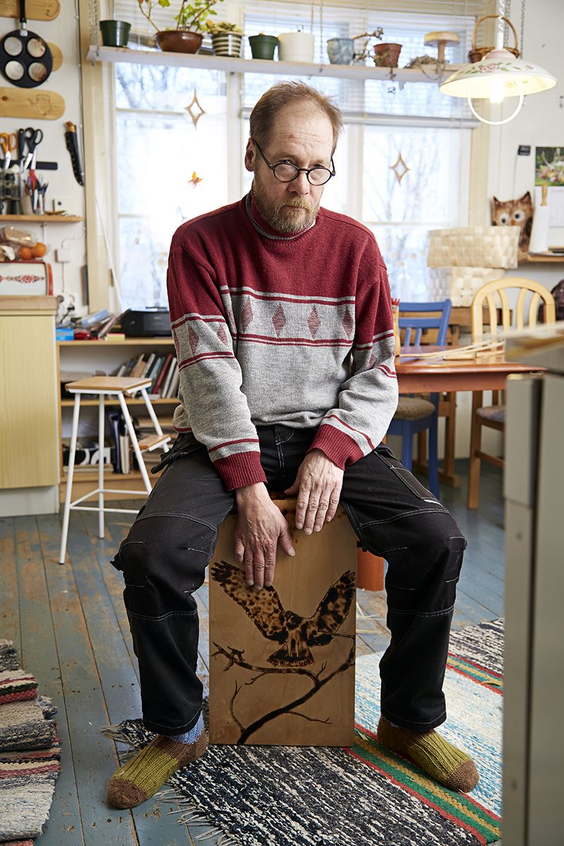 Perulaiseen cajon-rumpuun Eke on polttanut sääksilinnun kotiseutunsa Sääks-mäen kunniaksi.