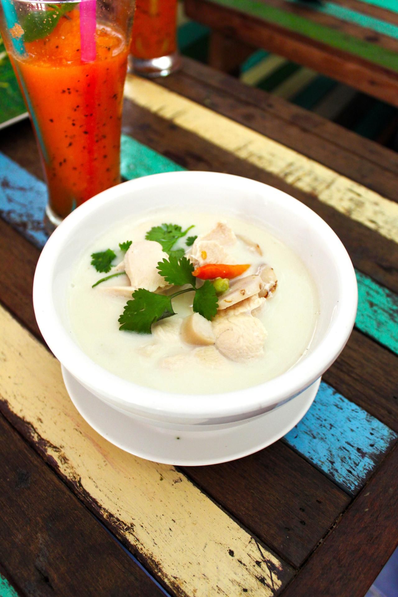 Kookos-kanakeitto on herkullinen parin euron lounas.