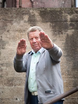 Senioreiden itsepuolustuskurssilla opittu torjunta-asento.