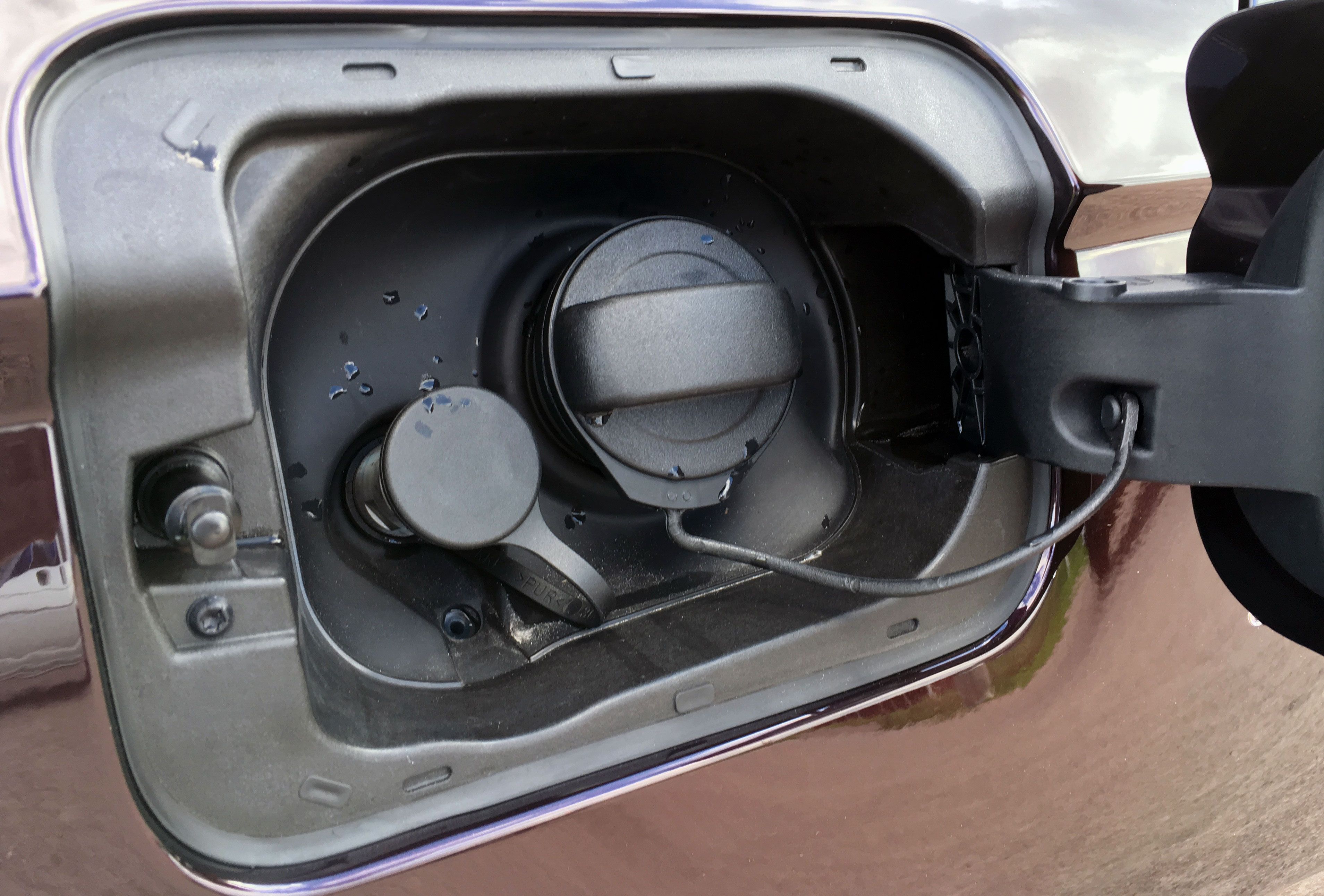 Pienempään reikään tuikataan kaasuletku, isompaan laitetaan bensiiniä.