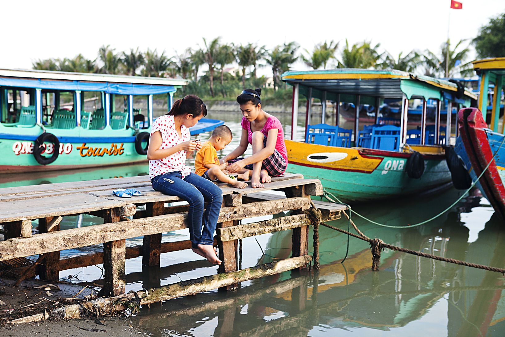 Hoi Anissa pääsee jokiretkelle värikkäissä veneissä. 