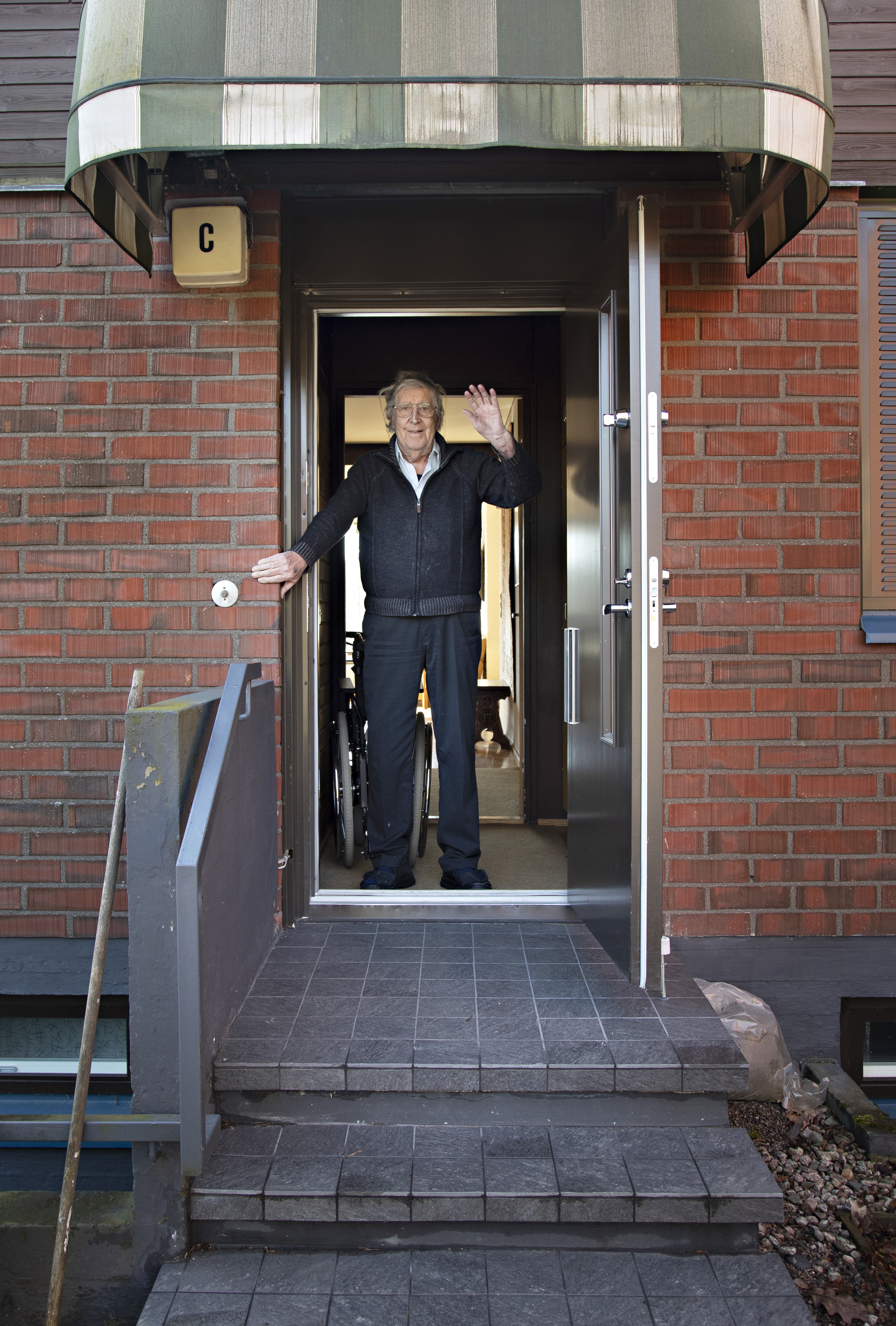 Eino&nbsp;Tunkelon luona käyvät kodinhoitaja, siivooja, pojat perheineen ja ystävät.